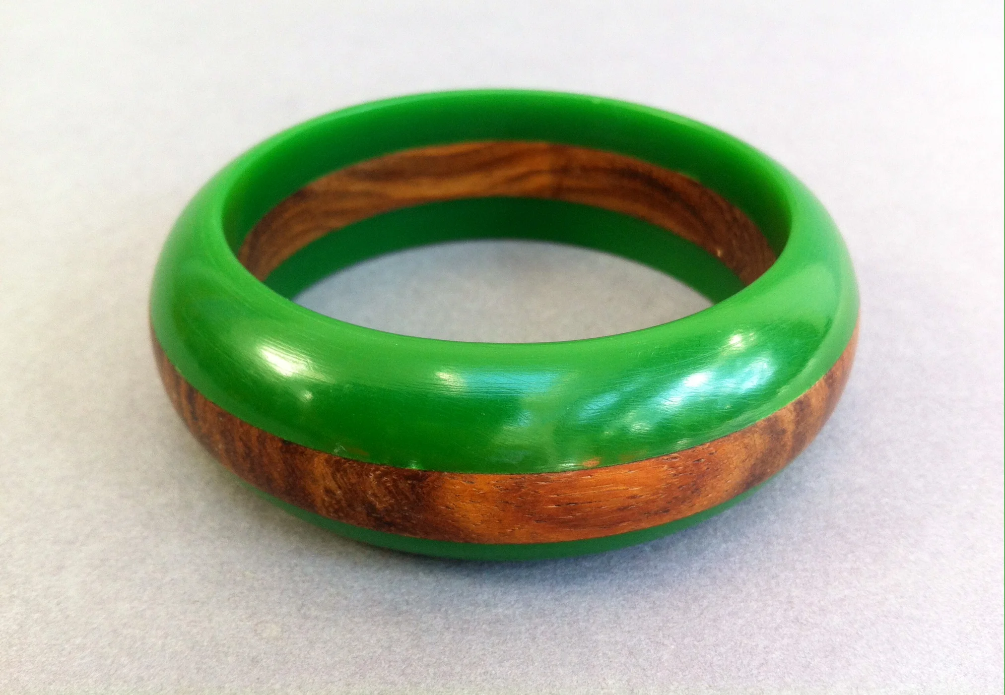 1491GreenLuciteAndWoodBangle.05.JPG