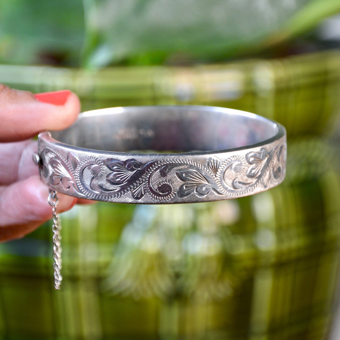 1980s sterling silver Victorian Revival bangle with etched flourishes and curls, and safety chain. Made in England. Fully hallmarked. 18.8g.

Pricing and more pics at abriefhistoryvintage.com/jewellery &amp; www.etsy.com/ie/shop/ABriefHistoryVintage.