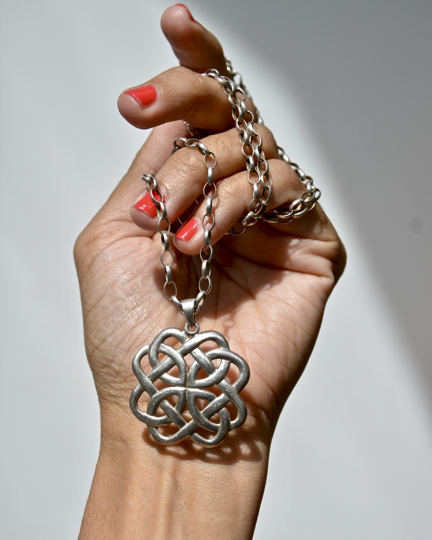 1982 sterling silver Celtic knot pendant on extra long, heavy silver link chain. Made in Ireland. 18.4g. Fully Hallmarked.

Pricing and more pics at abriefhistoryvintage.com/jewellery &amp; www.etsy.com/ie/shop/ABriefHistoryVintage.
.
.
.
#vintageste