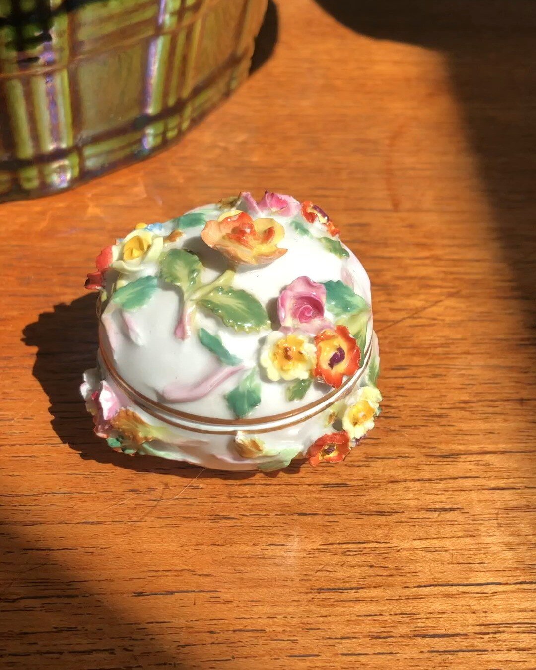 It's been a minute.

I started a full time writing job a few months ago and my vintage postings have suffered...but I'm back! And this little antique box is a dinger.

Edwardian 1902-1918 &ldquo;Dresden&rdquo; porcelain trinket dish studded with appl