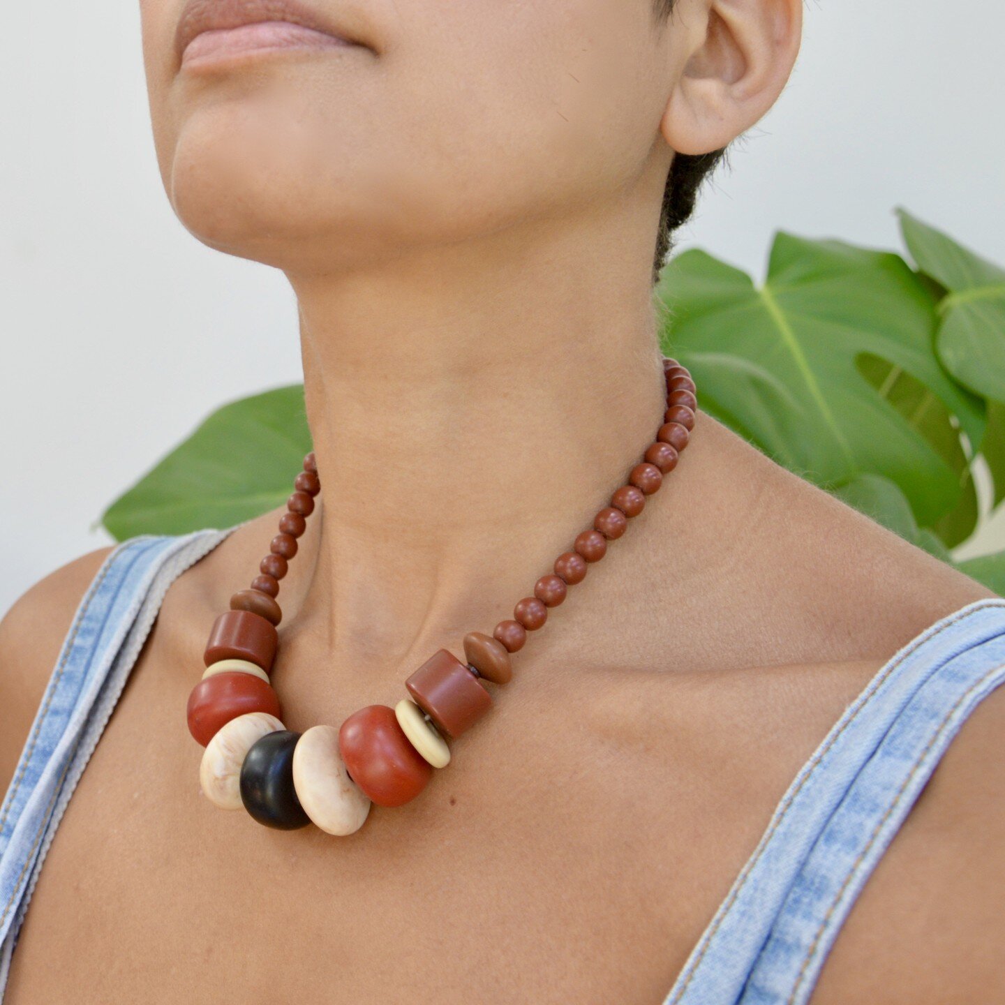 1960s early plastic, chunky bead necklace in browns, amber-red, marbled cream, and black.

Pricing and more pics at abriefhistoryvintage.com/jewellery...and on www.etsy.com/ie/shop/ABriefHistoryVintage.
.
.
.
#fakelite #fakelitejewelry #bakelitelooka