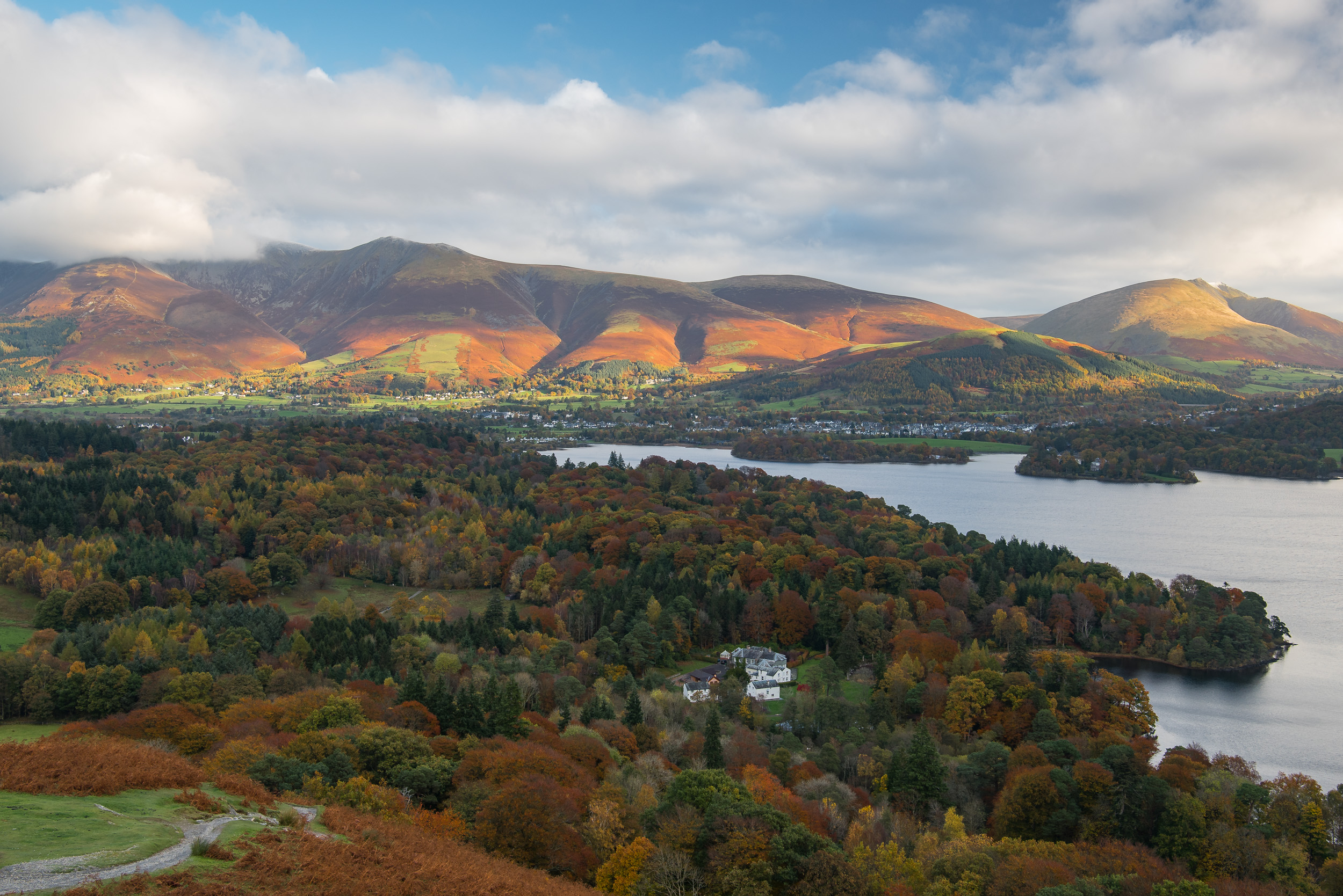 I was on my way down from Cat Bells and looking forward to breakfast but sometimes you just have to stop and unpack all your gear again. The light on Lonscale Fell was too good to miss.