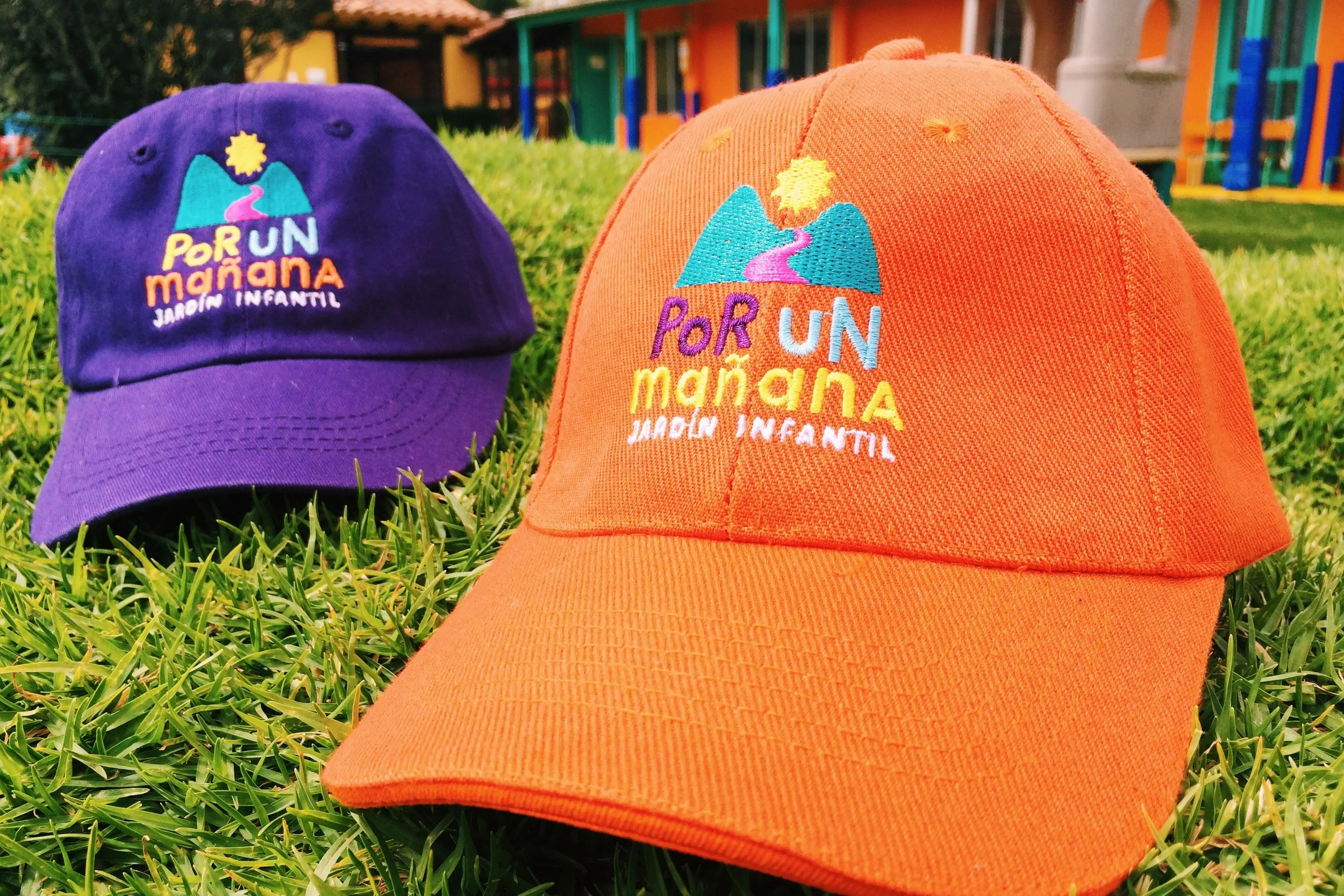 ¡Nuevas cachuchas, mugs y botones!