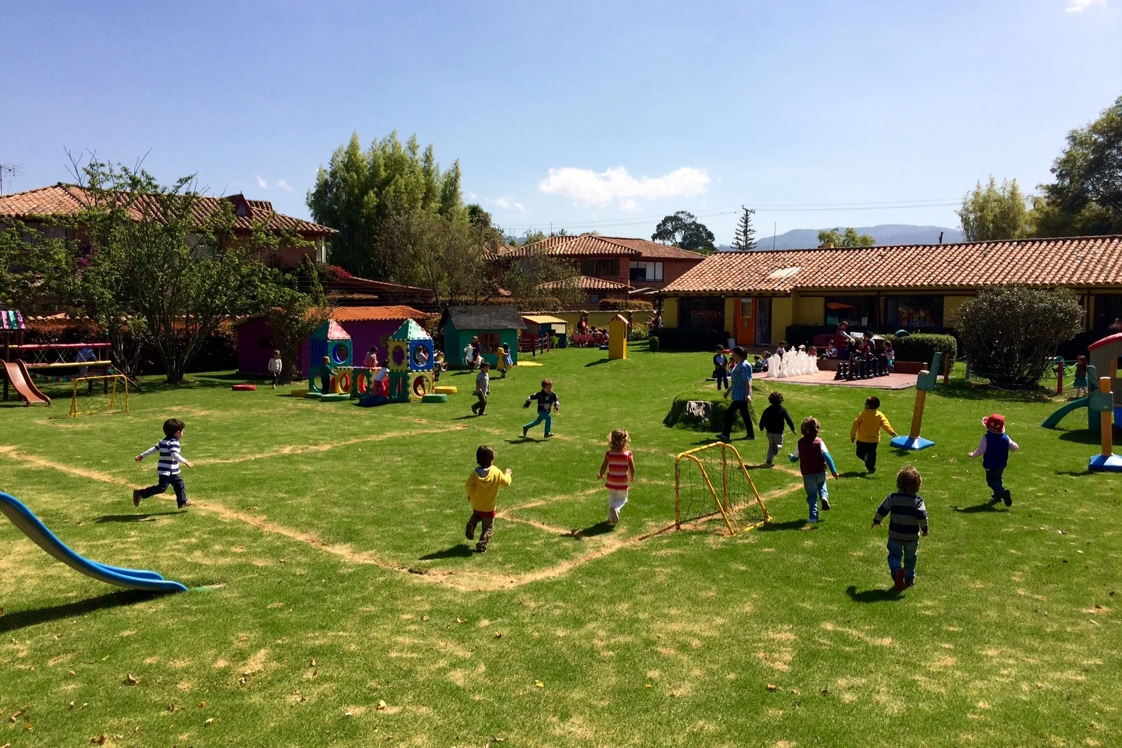 Disfrutando el sol y el recreo