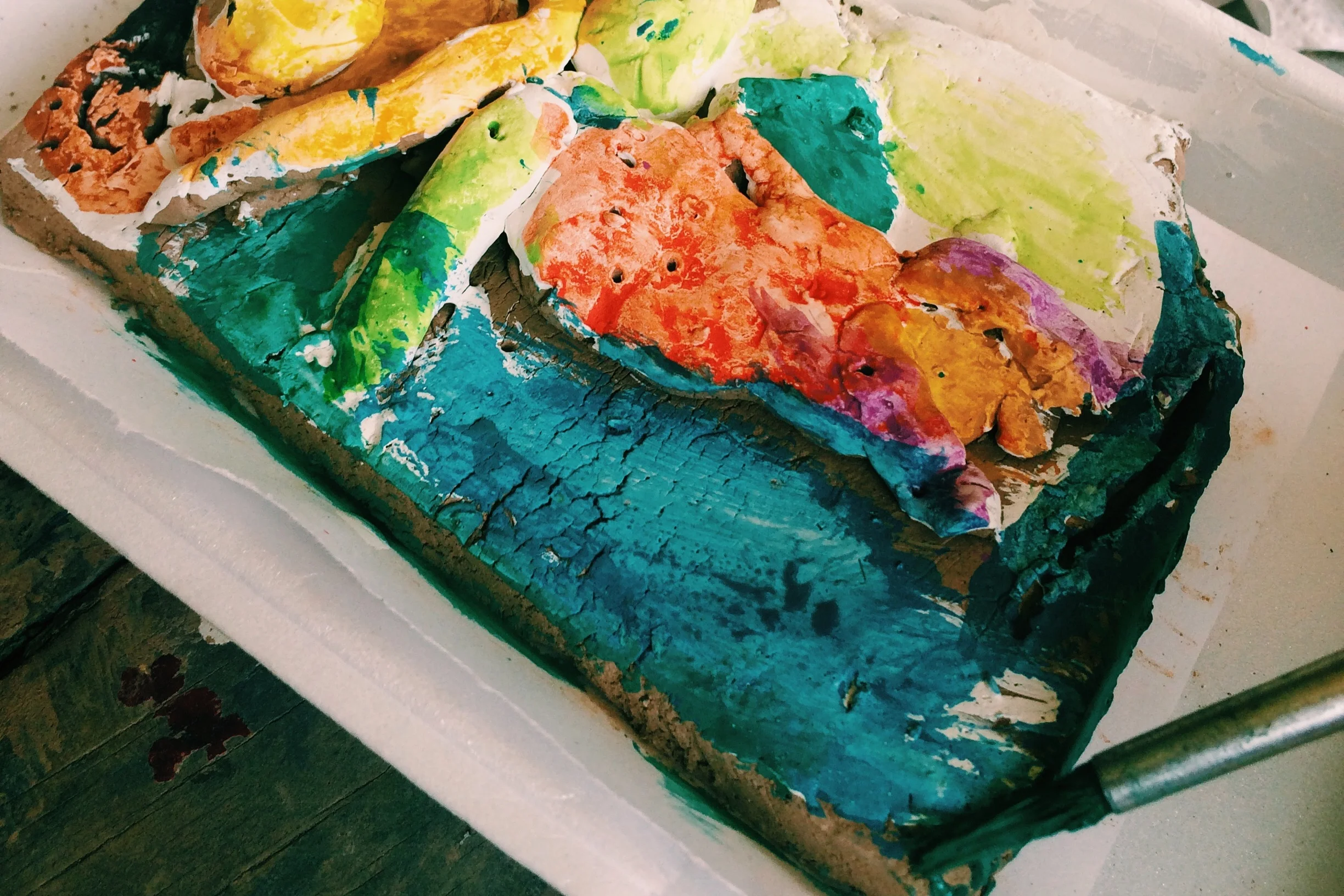 Pintando en la clase de arte