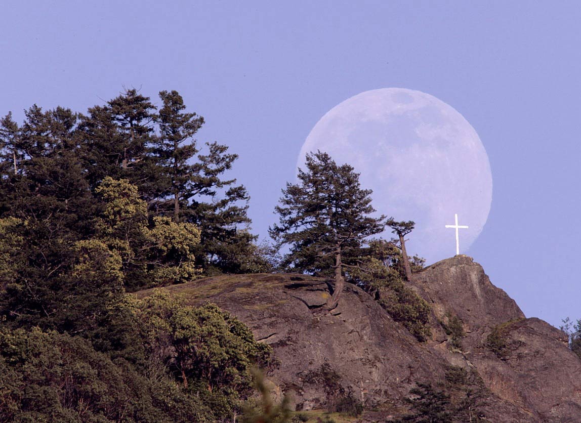 Mt Tzouhalem Moonrise (Photo by Mike Szaszik)