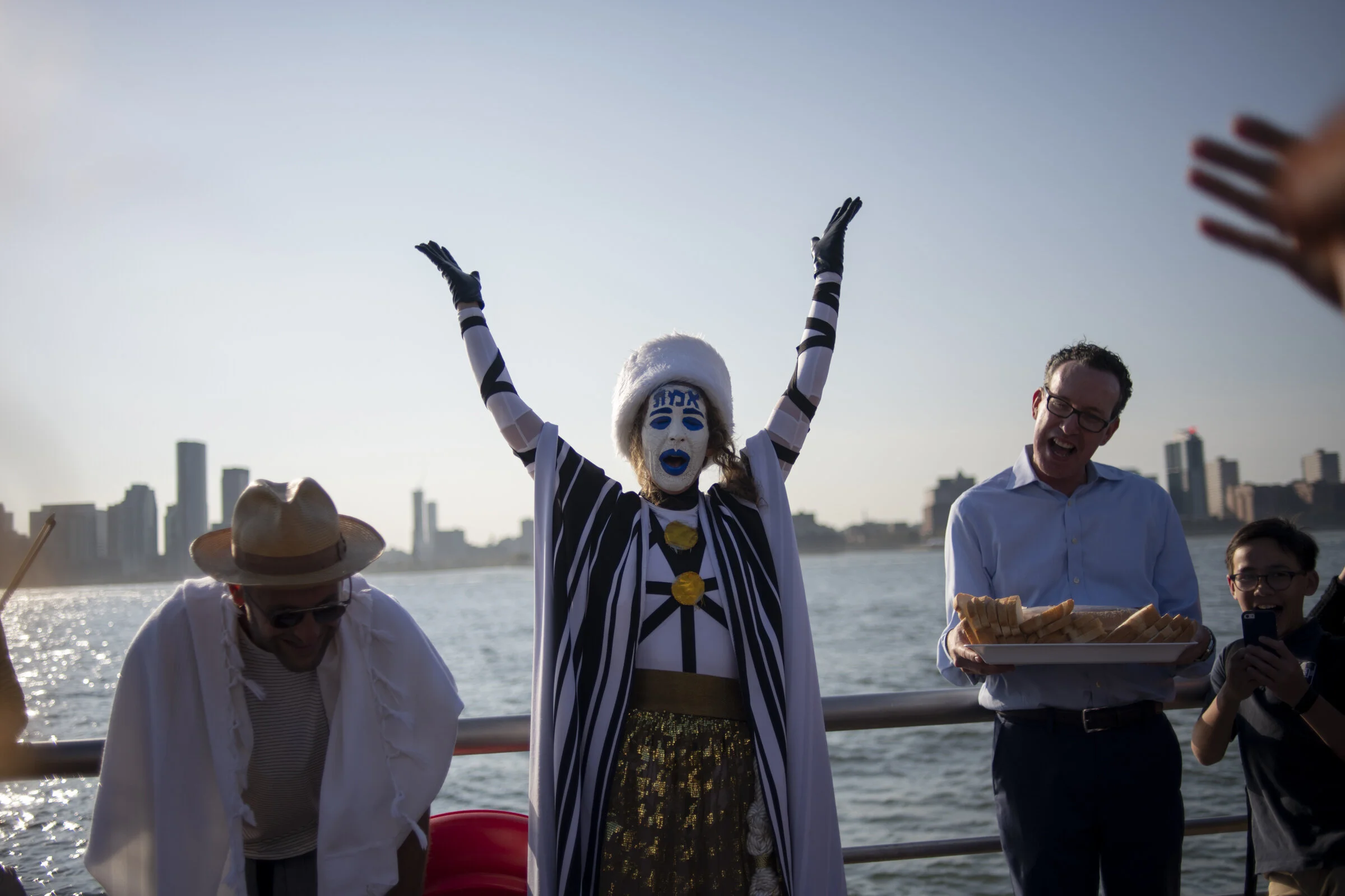    Tashlich,   Performance w/ congregants of The New Shul, Rabbi Zach Fredman and violinist Zafer Tawil, NYC, NY, 2019 (photo credit Itamar Dotan) 