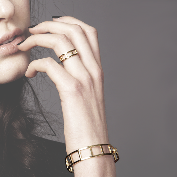 ig-model-minicagering-cuff.png