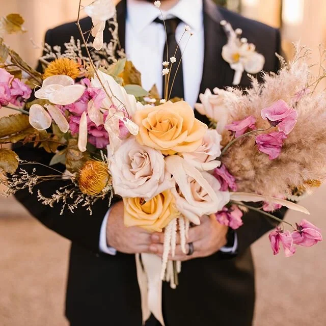 What&rsquo;s your favorite weeding day detail? 
Pretty florals have my heart. Fun fact... I took floral design 3 times in high school. .
.
.
#palaceoffineartssanfrancisco #loveintentionally #radlovestories #ojaiwedding #santabarbaraweddingstyle #sant