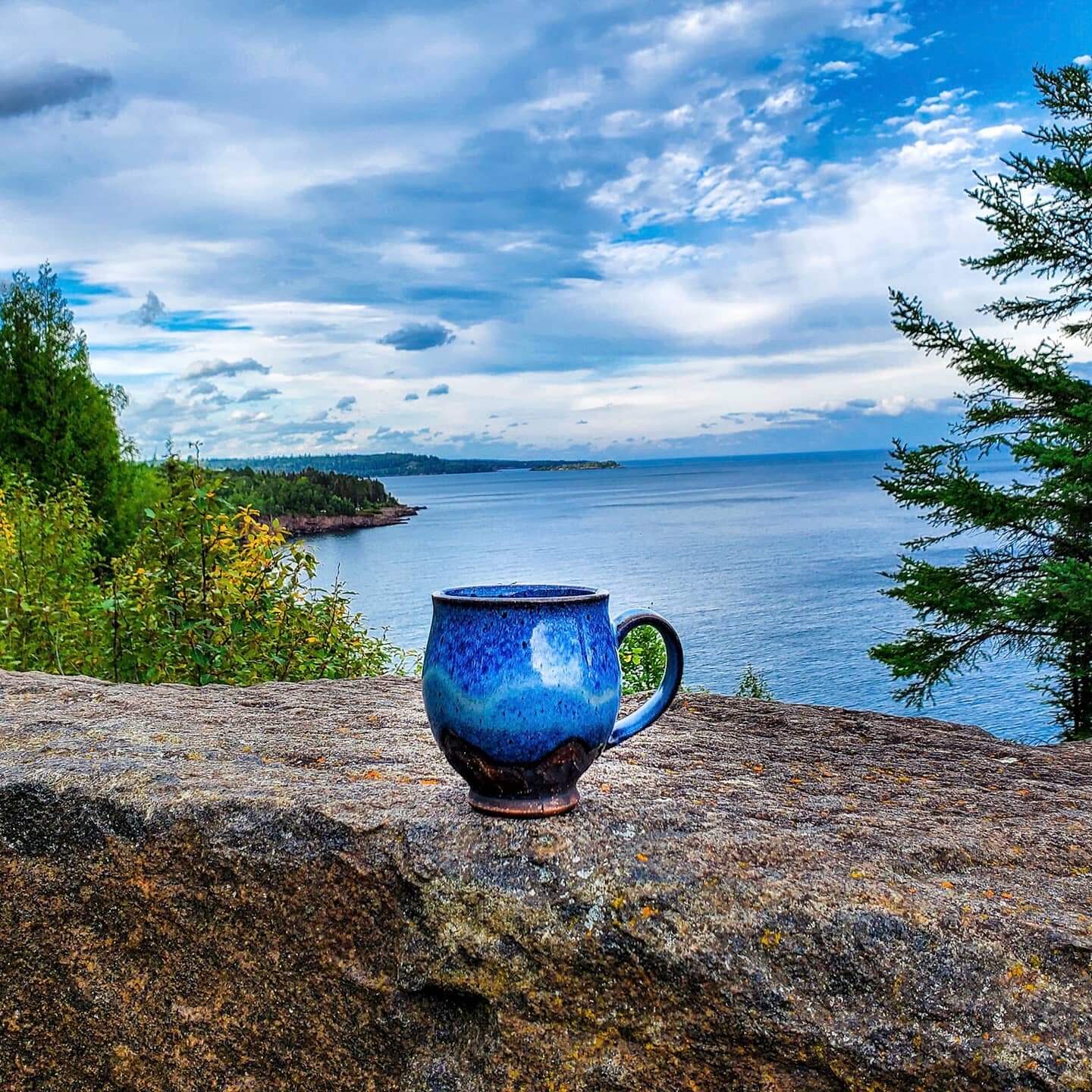 A mug just enjoying the view
.
.
.
.
.
#mug #coffeemug #water #prilaga #landscape #northshorephotographer #ceramiclife #naturephotography #landscapephotography #coffeetime #northshore #hikelife #trees #ceramics #coffeelife #hikersofinstagram #coffeec