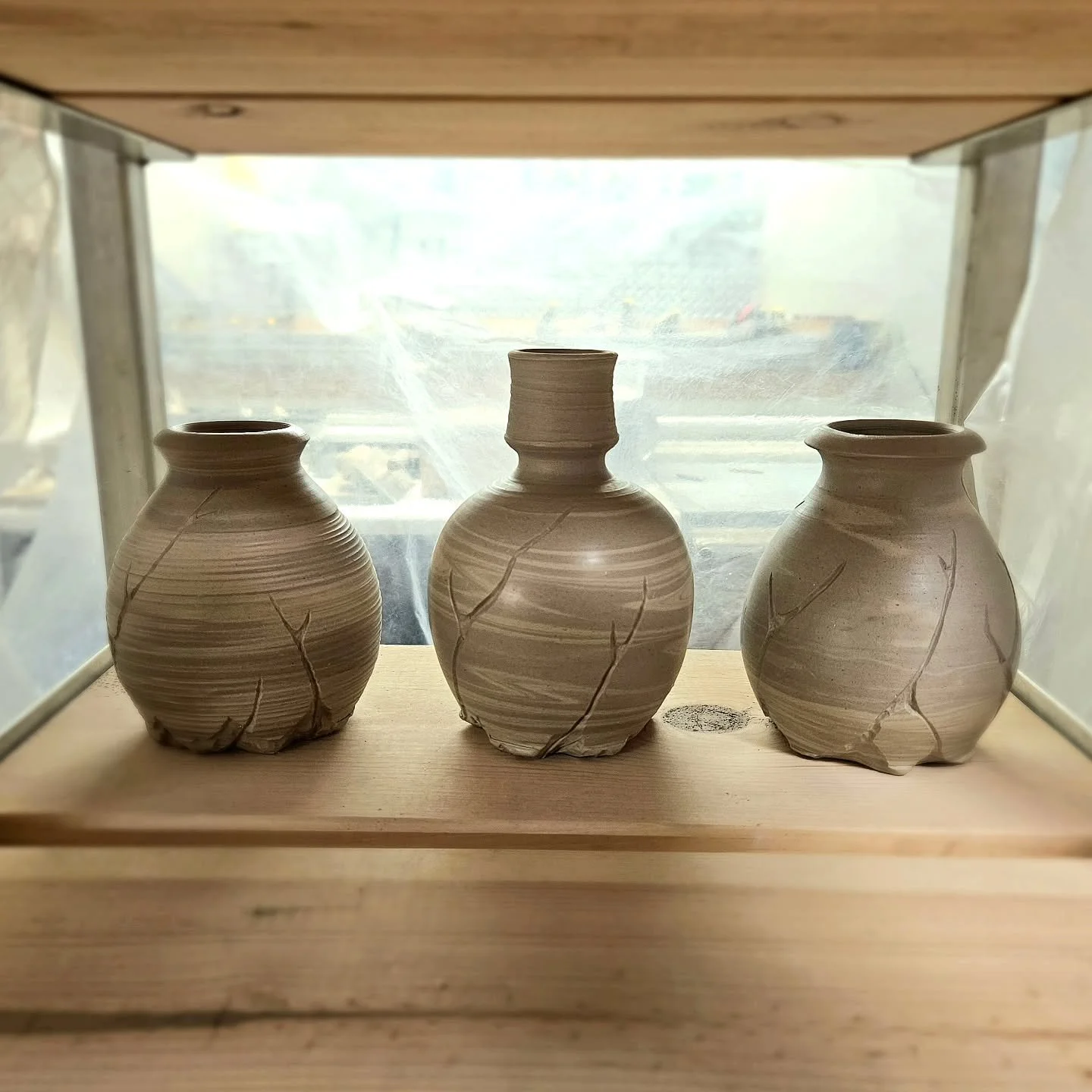 Trying out some new forms and carving techniques, basically seeing how dramatic the clay can get before it cracks under pressure.
.
.
.
#ceramics #pottery #wheelthrown #claylife #pottersofinstagram #handmadeceramics #ceramicart #mudmagic #makersgonna