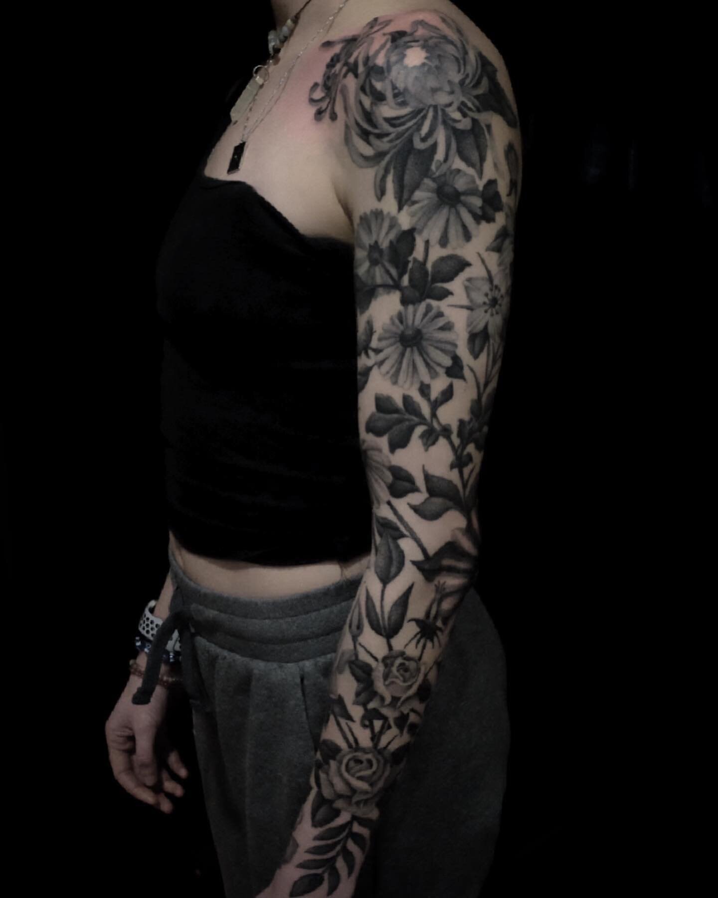 Floral sleeve made by the resident redhead @tattoosbyaginger&hellip;.He is currently booking spots in Feb so hit him up directly to get in for this month! As usual, thanks for lookin!

#tattoo #tattooer #tattooartist #traditional  #traditionaltattoo 