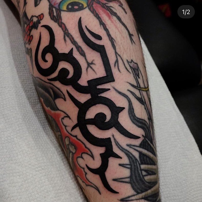 Clean and mean tribal made to fit by @bellowstattooer. Added to a nice collection of tattoos from @theivoryrosetattoo. Classic tattoos for the win. Thanks for looking!
 

#tattoo #tattooer #tattooartist #traditional  #traditionaltattoo  #tradworkers 