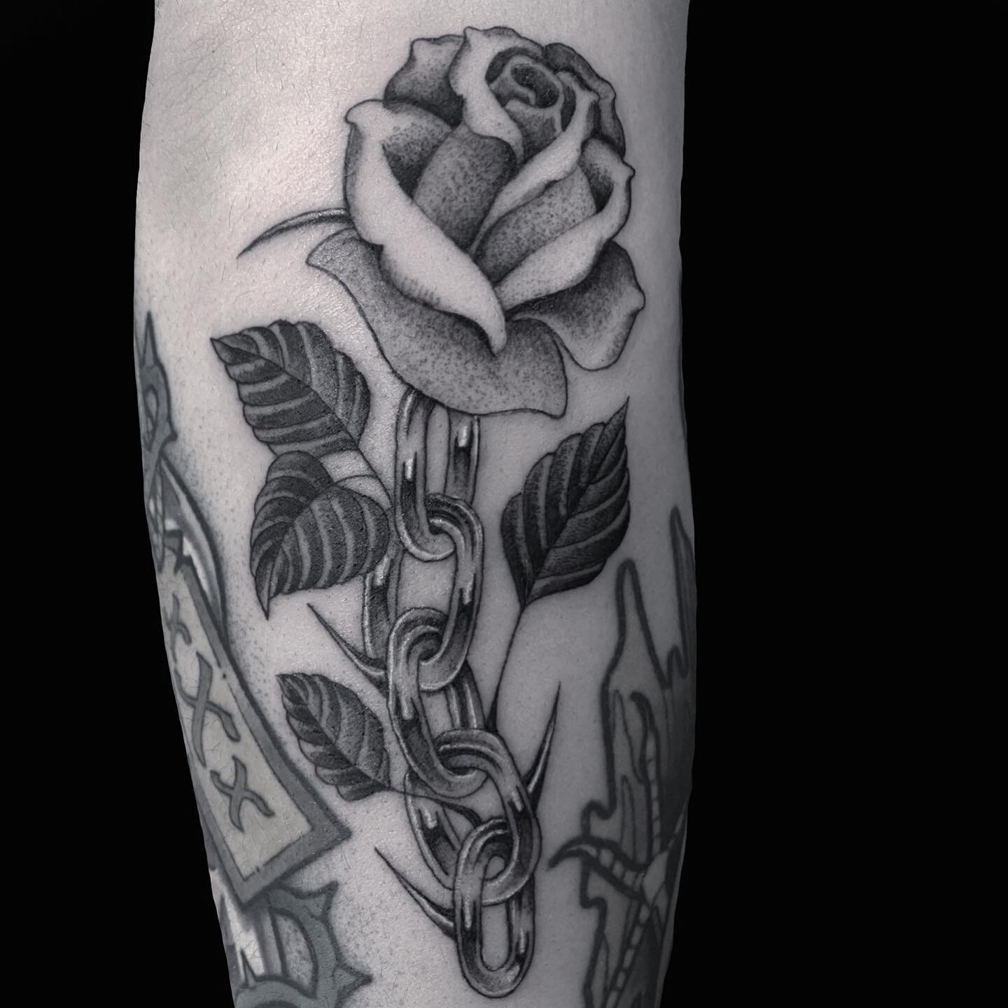 Rose and chain made by @tattoosbyaginger while on a guest spot at @keycitytattoo in Frederick, Maryland. Ginger is booking June so contact the shop or him directly for appointments. Thanks for looking!

#tattoo #tattooer #tattooartist #traditional  #