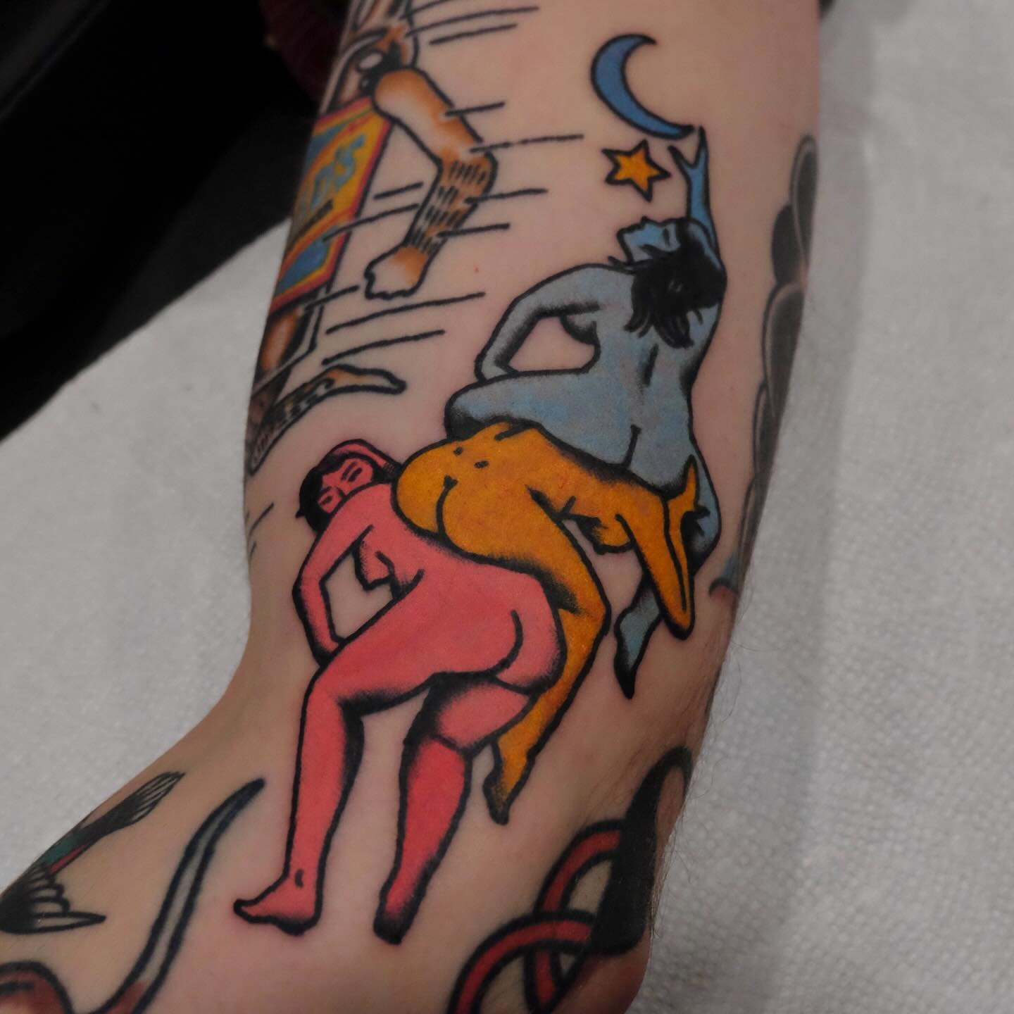 Teamwork makes the dream work. Friends helping friends in color by @bellowstattooer from flash. WALK-INS ALWAYS WELCOME!
#goldatartattoo #portlandmaine #yessah #thewaytattoosshouldbe