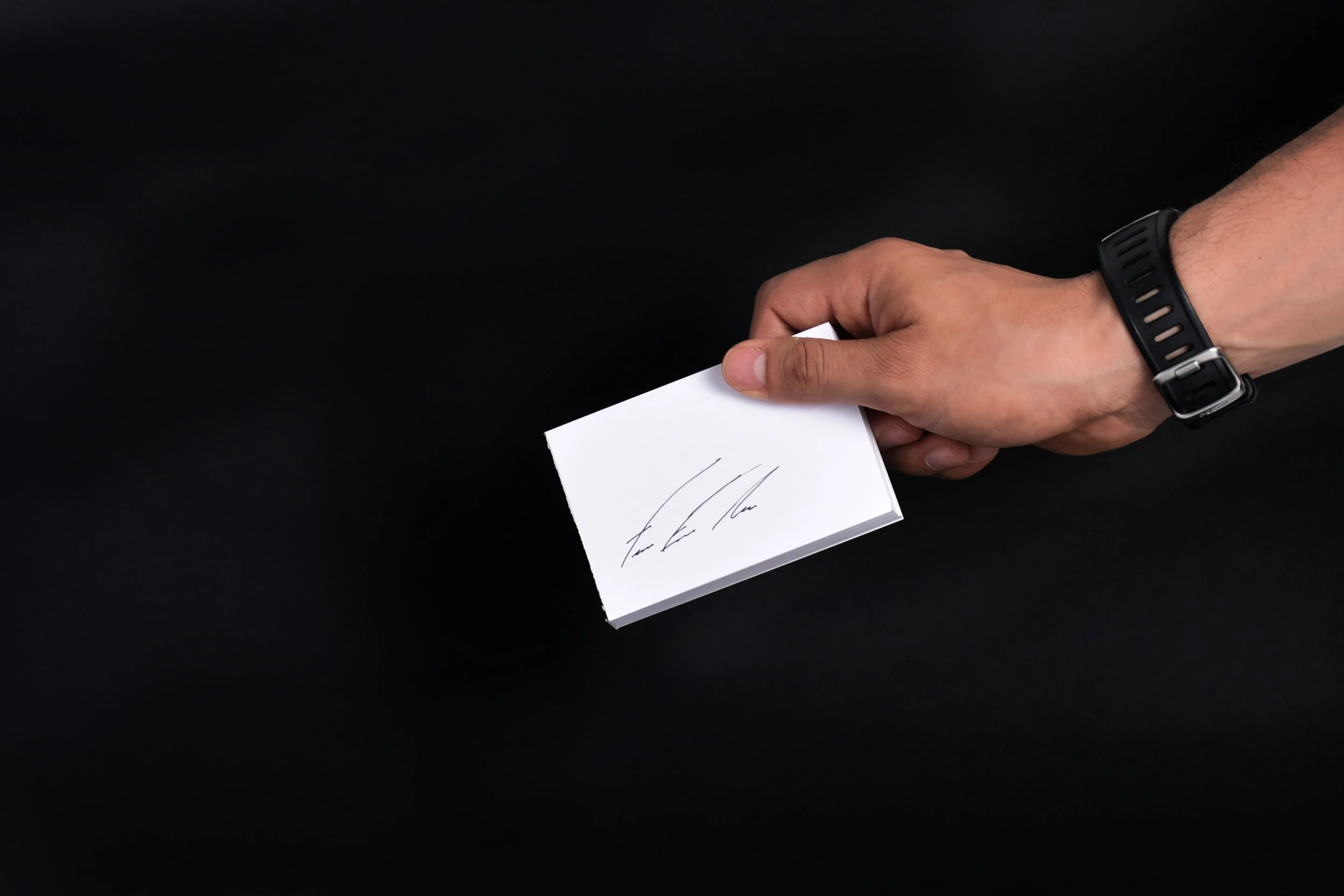 El isotipo fue inspirado en la firma personal del cliente. Nada más personal que tu firma. Personal Branding.