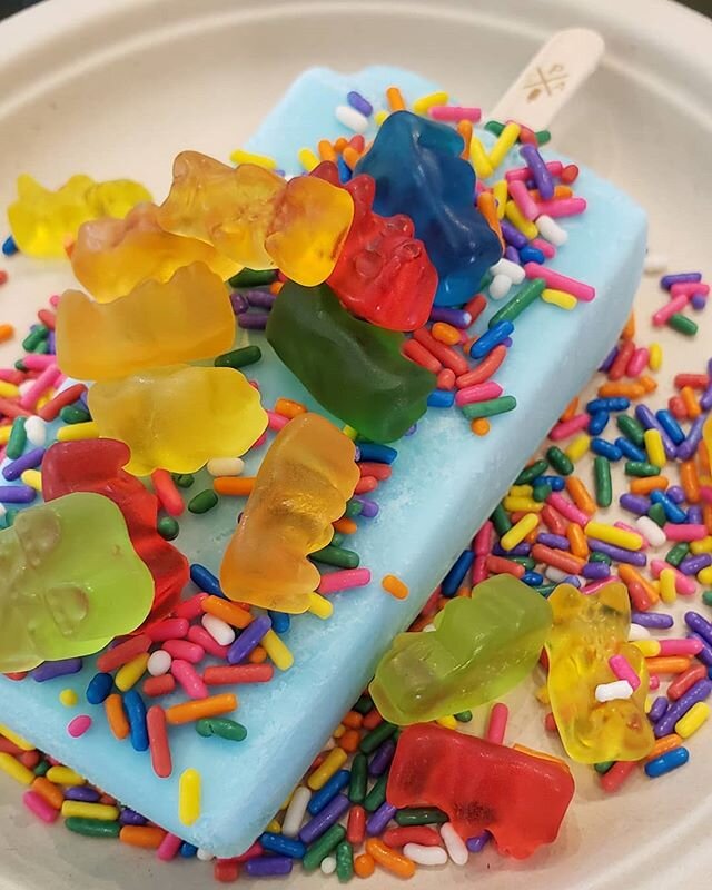How are you customizing your paleta! This 1 is Bubble gum with sprinkles and gummy bears!  #paletaSA