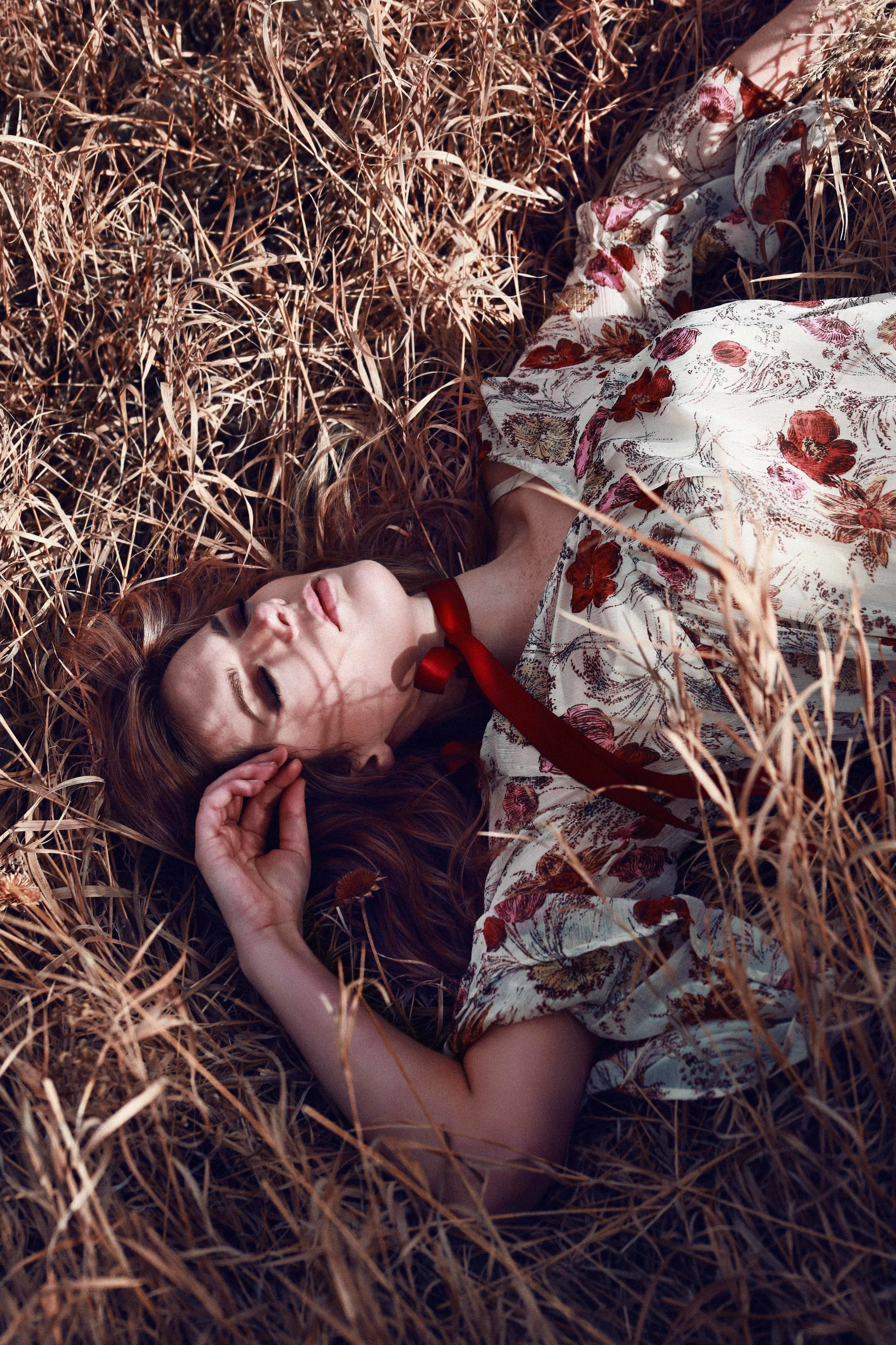 Sarah Grass Lay V XS 872B0145.jpg