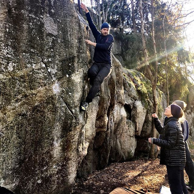 Time to decent back to the ground after a few hard moves. #bergsidan #bouldering #climbing