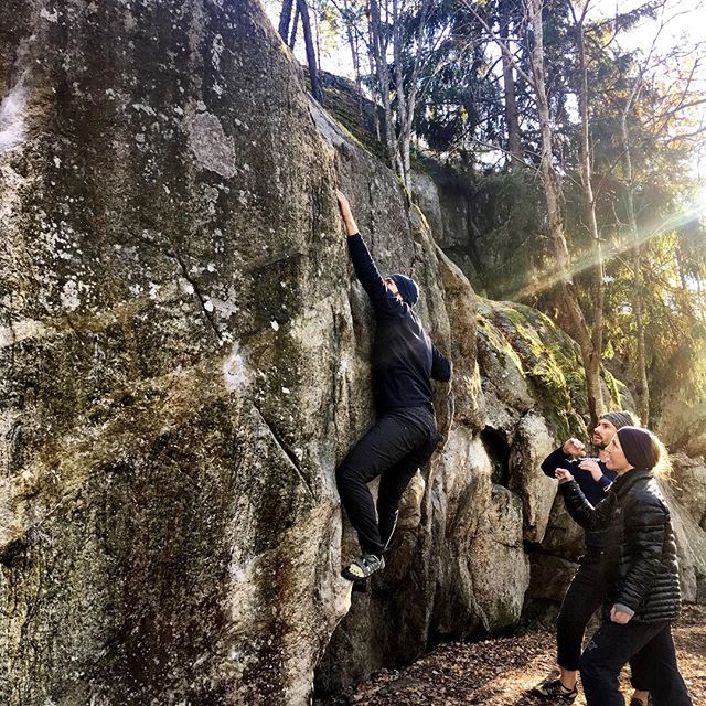 Open boulder at K&auml;rs&ouml;n in excellent conditions and crisp air. #bergsidan #bouldering #climbing