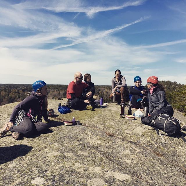 Chill p&aring; toppen i Tunaberg. Bergsidan arrar forts&auml;ttningskurs i klippkl&auml;ttring. #bergsidan #friluftsframjandet #kl&auml;ttring #kl&auml;tterkurs