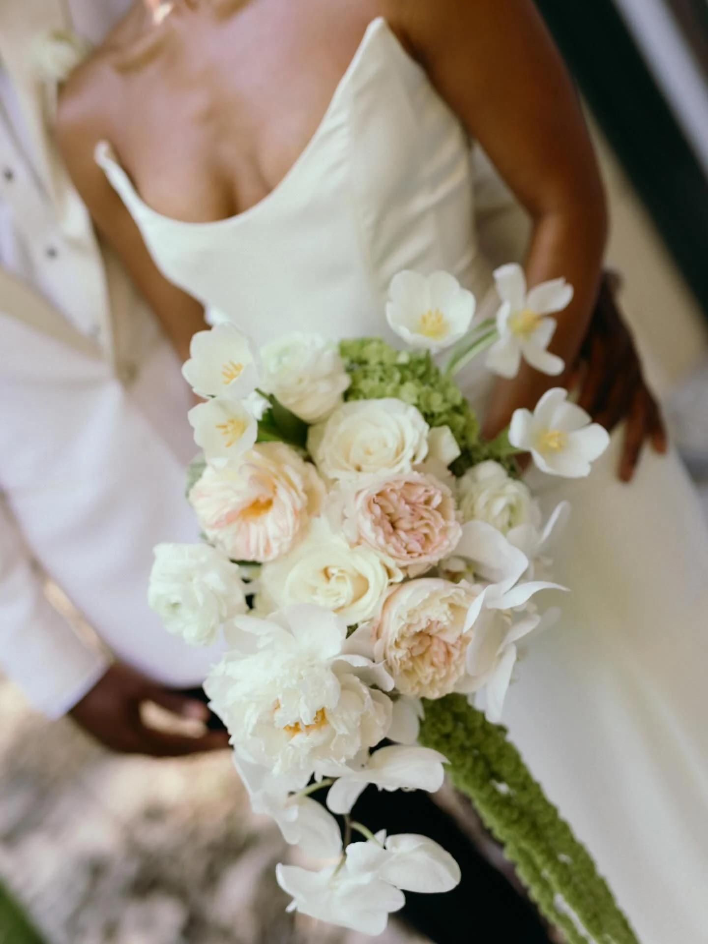 I&rsquo;m a sucker for any floral bouquet with hanging amaranthus ✨
florals: @thebridecandy
venue: @villa_woodbine