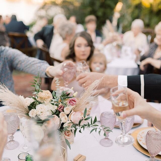 Outside receptions, forever and always, are my favorite! And this one was timed perfectly with the sun setting so everything had that perfect warm glow 😍. Brides definitely take into consideration sunset, not just for pictures but also for your dinn