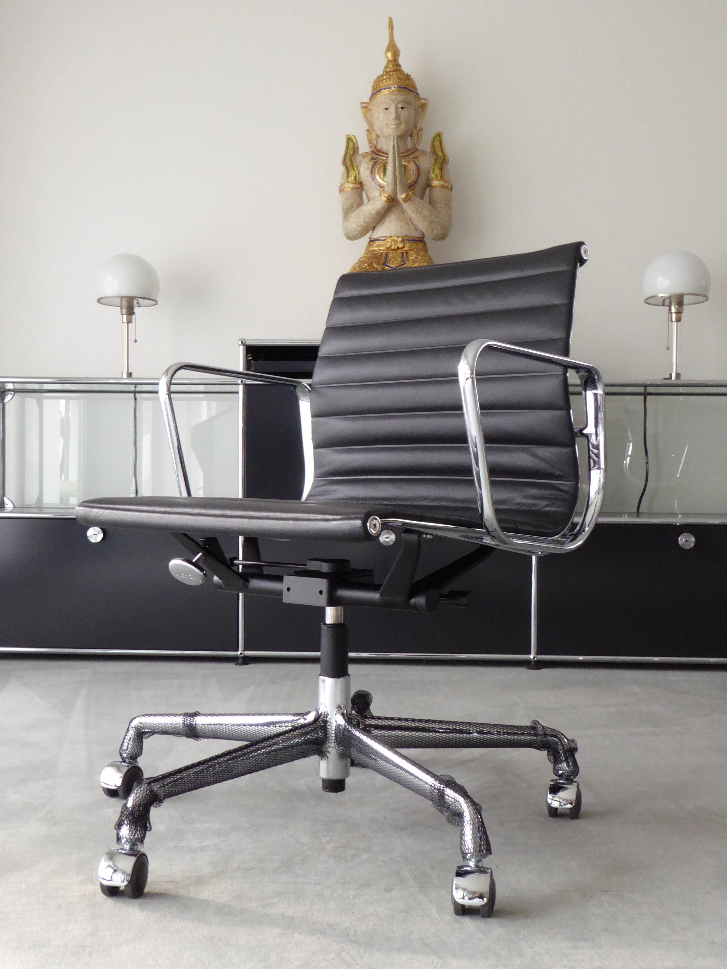 Vitra EA 117 in Leder schwarz, Chrom, Neu 002.JPG