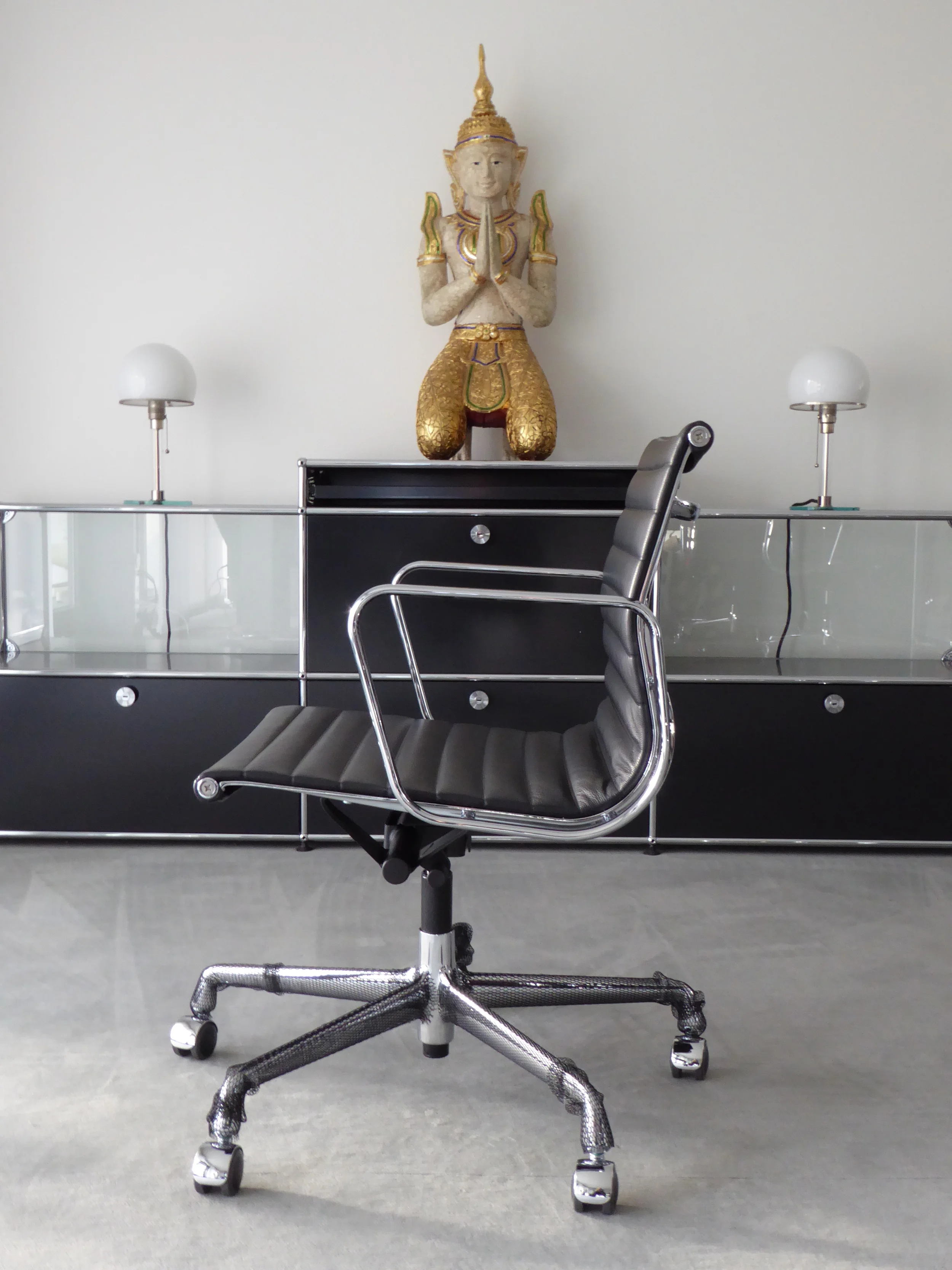 Vitra EA 117 in Leder schwarz, Chrom, Neu 005.JPG