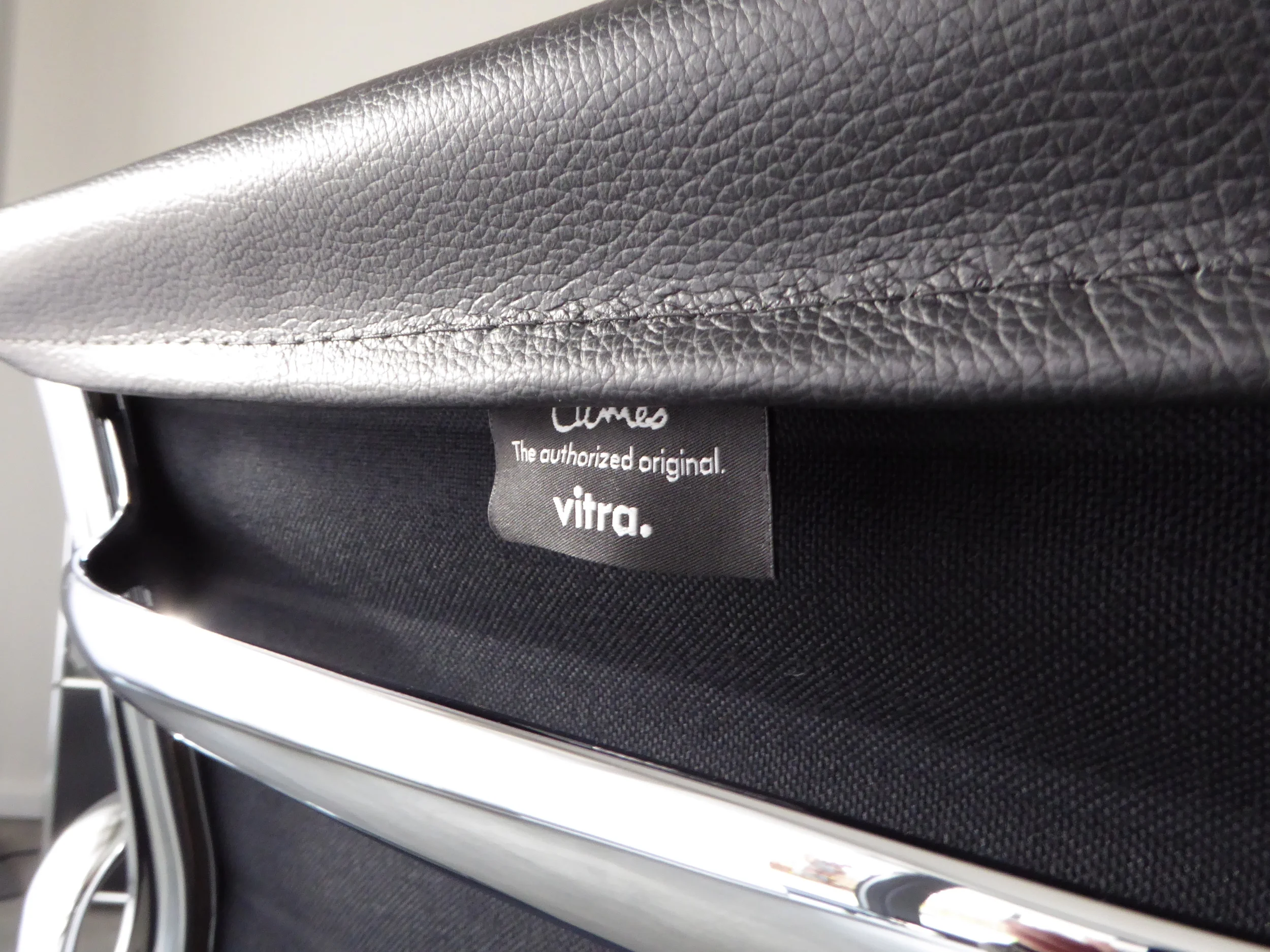 Vitra EA 117 in Leder schwarz, Chrom, Neu 007.JPG