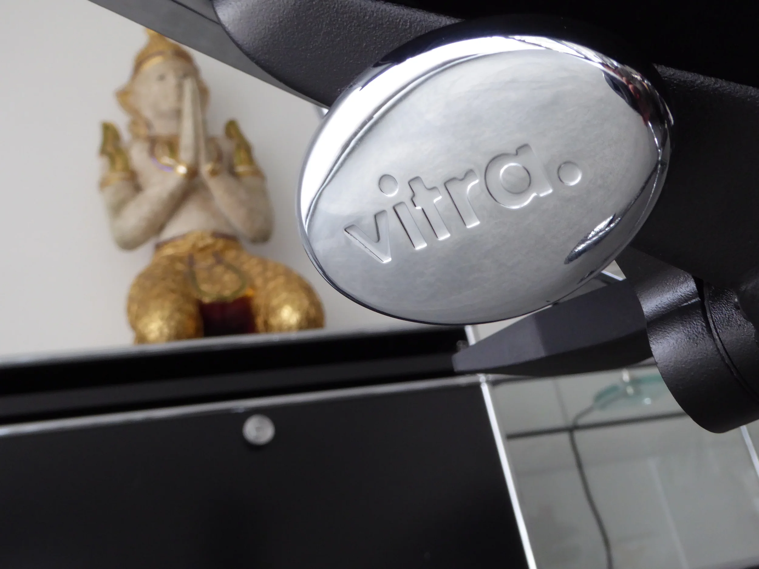 Vitra EA 117 in Leder schwarz, Chrom, Neu 010.JPG