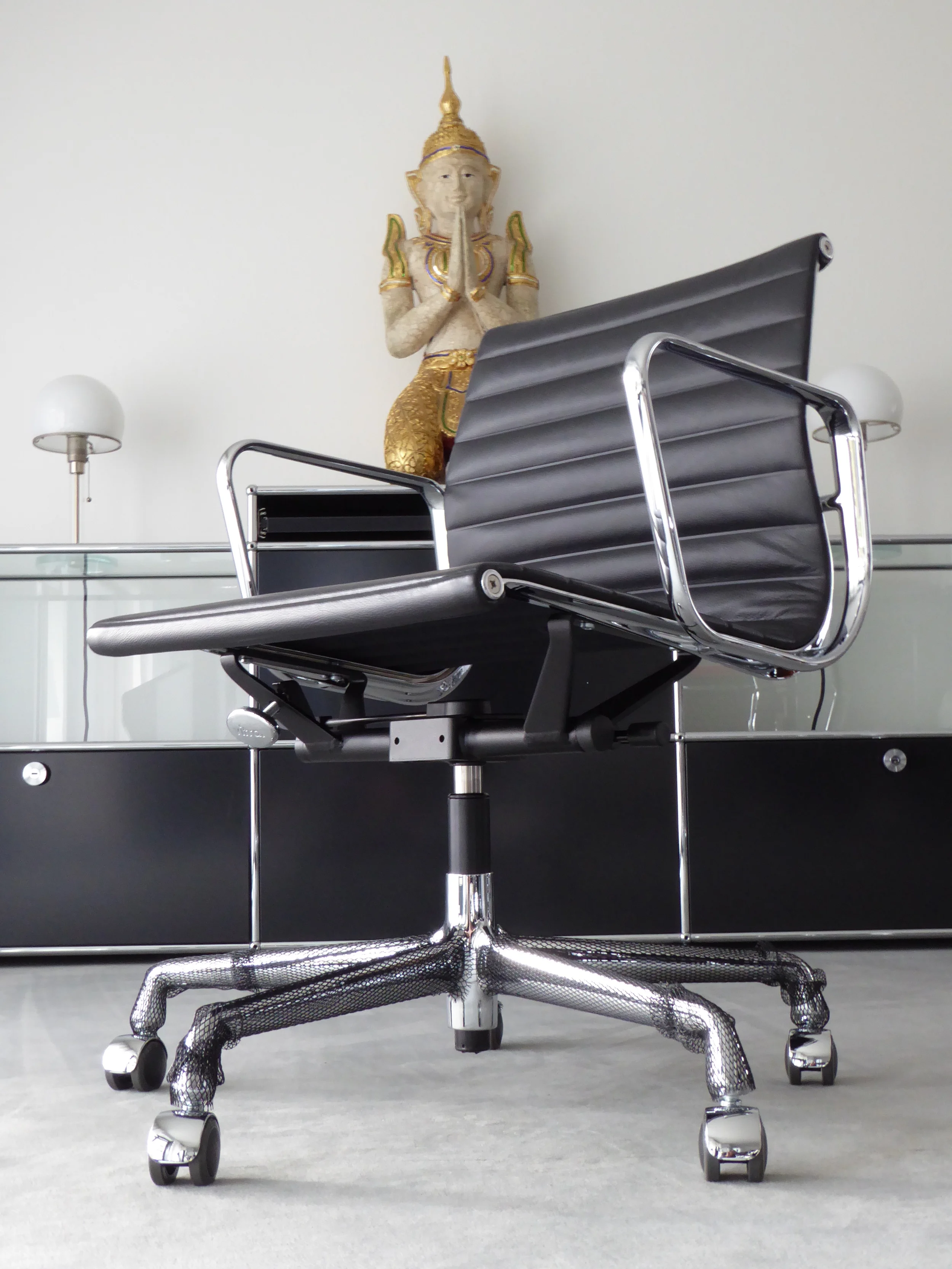 Vitra EA 117 in Leder schwarz, Chrom, Neu 011.JPG