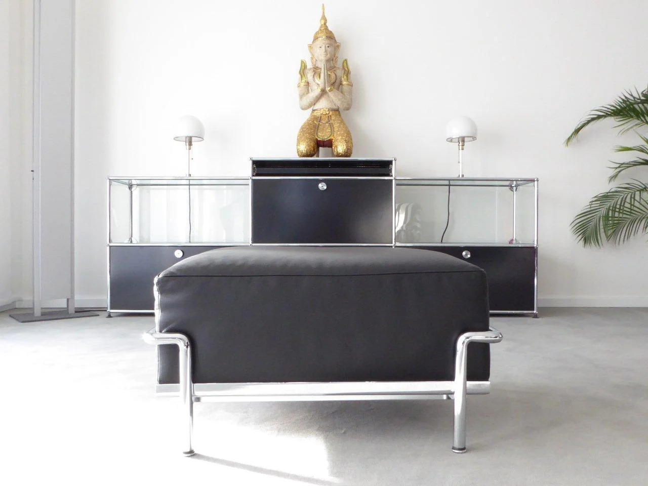 Cassina le Corbusier LC2 LC3 Fußhocker, Leder schwarz, neuw 001.jpg
