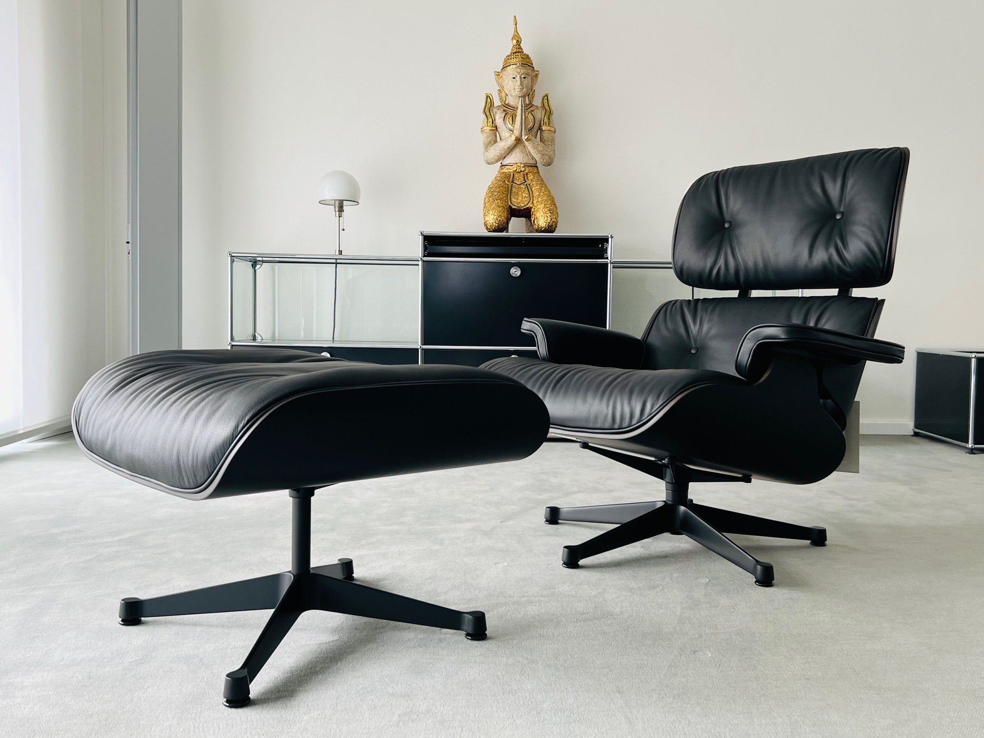 alleen knecht instant Vitra Eames Lounge Chair XL & Ottoman Black Version Premium Leder, Neu! —  furniture4life