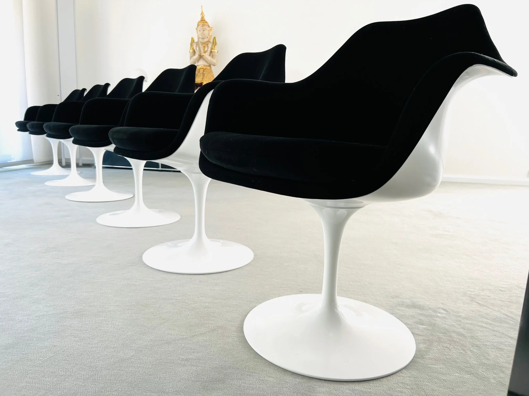 Knoll International Saarinen Tulip Armlehnstuhl 6x exklusive Sitzgruppe, Samtstoff Eva schwarz, Top!