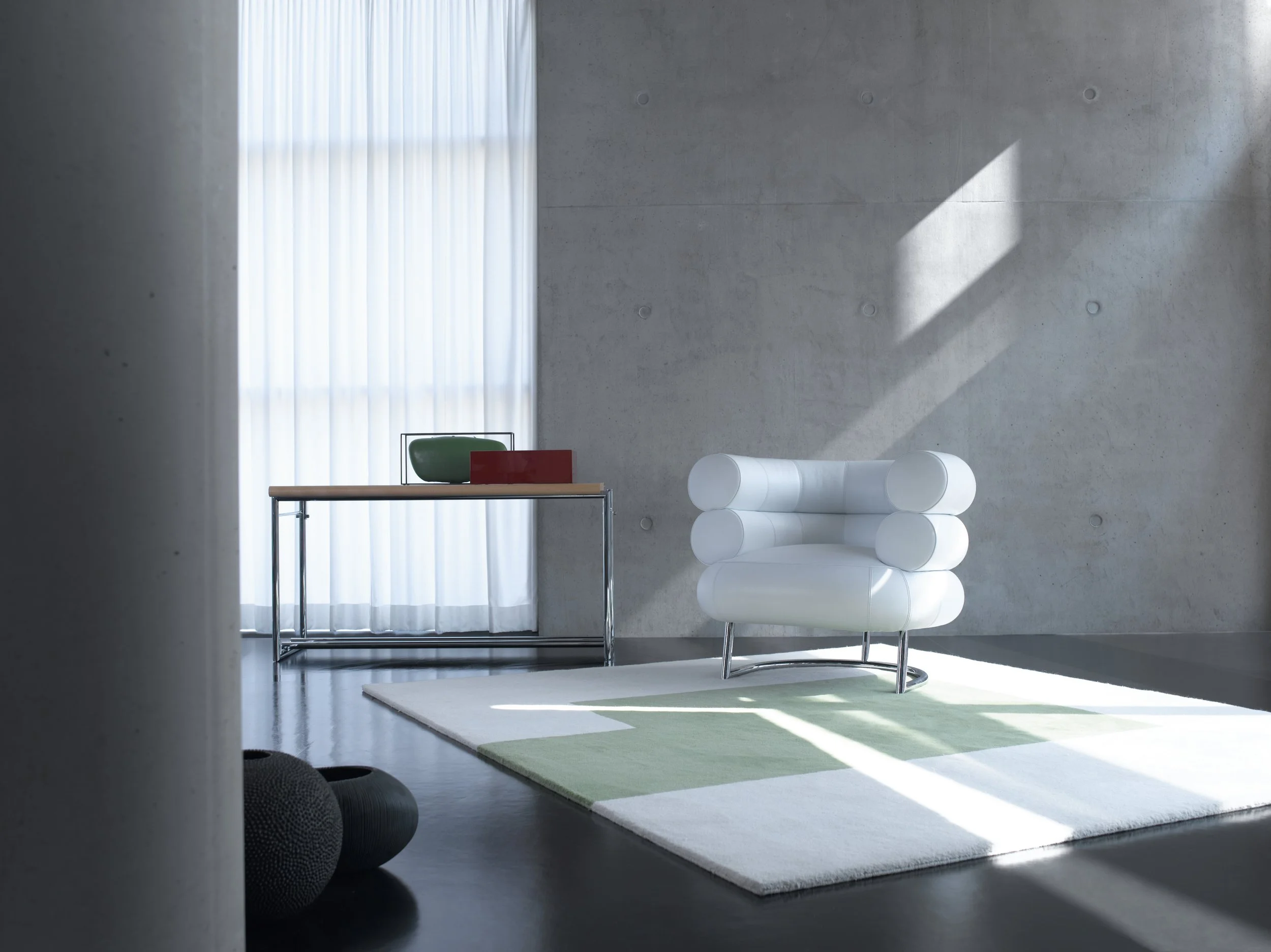 ClassiCon-menton-table-kilkenny-rug-bibendum-armchair-white-photo-popinger.jpg