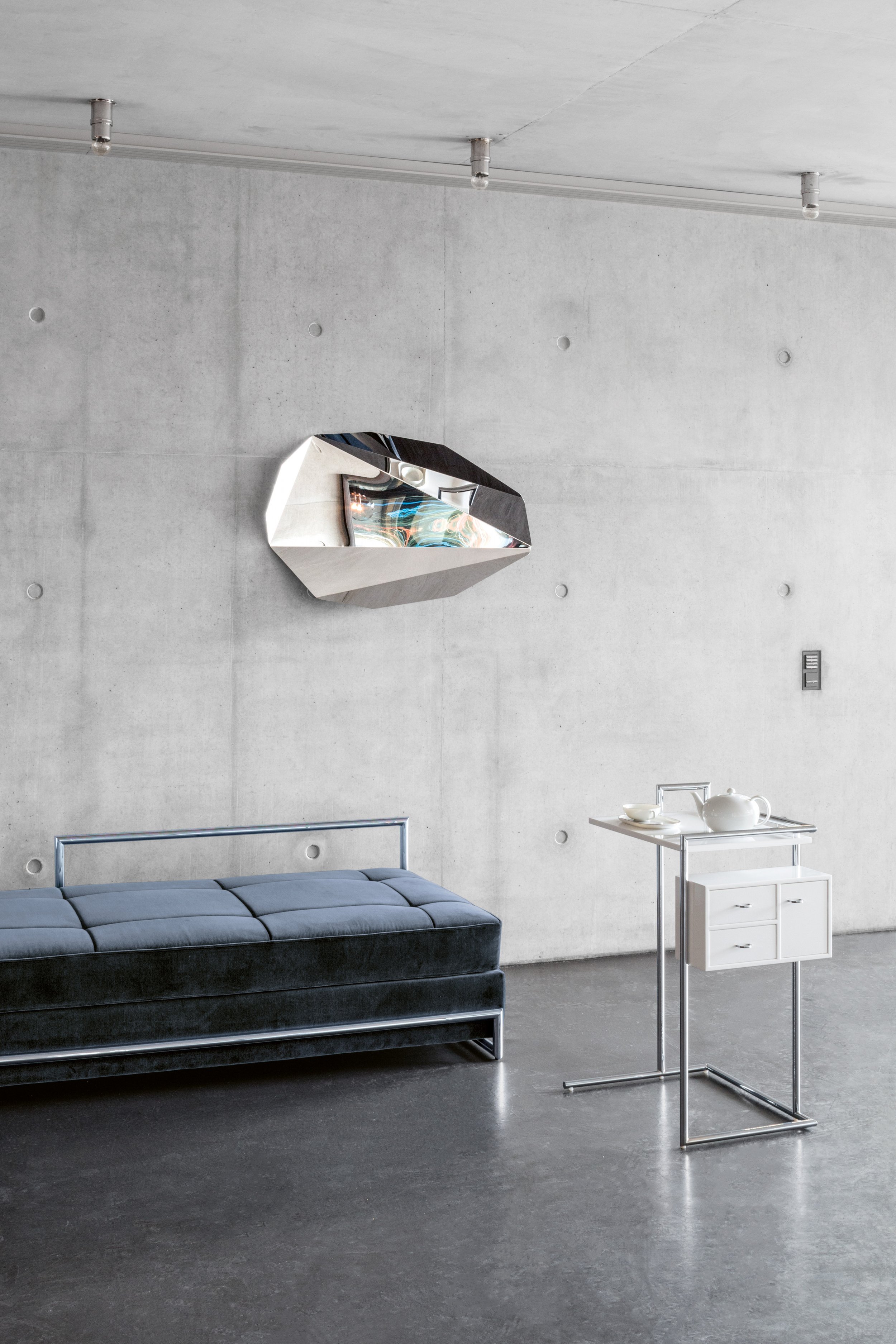 ClassiCon-day-bed-piega-mirror-medium-petite-coiffeuse-photo-hassos.jpg
