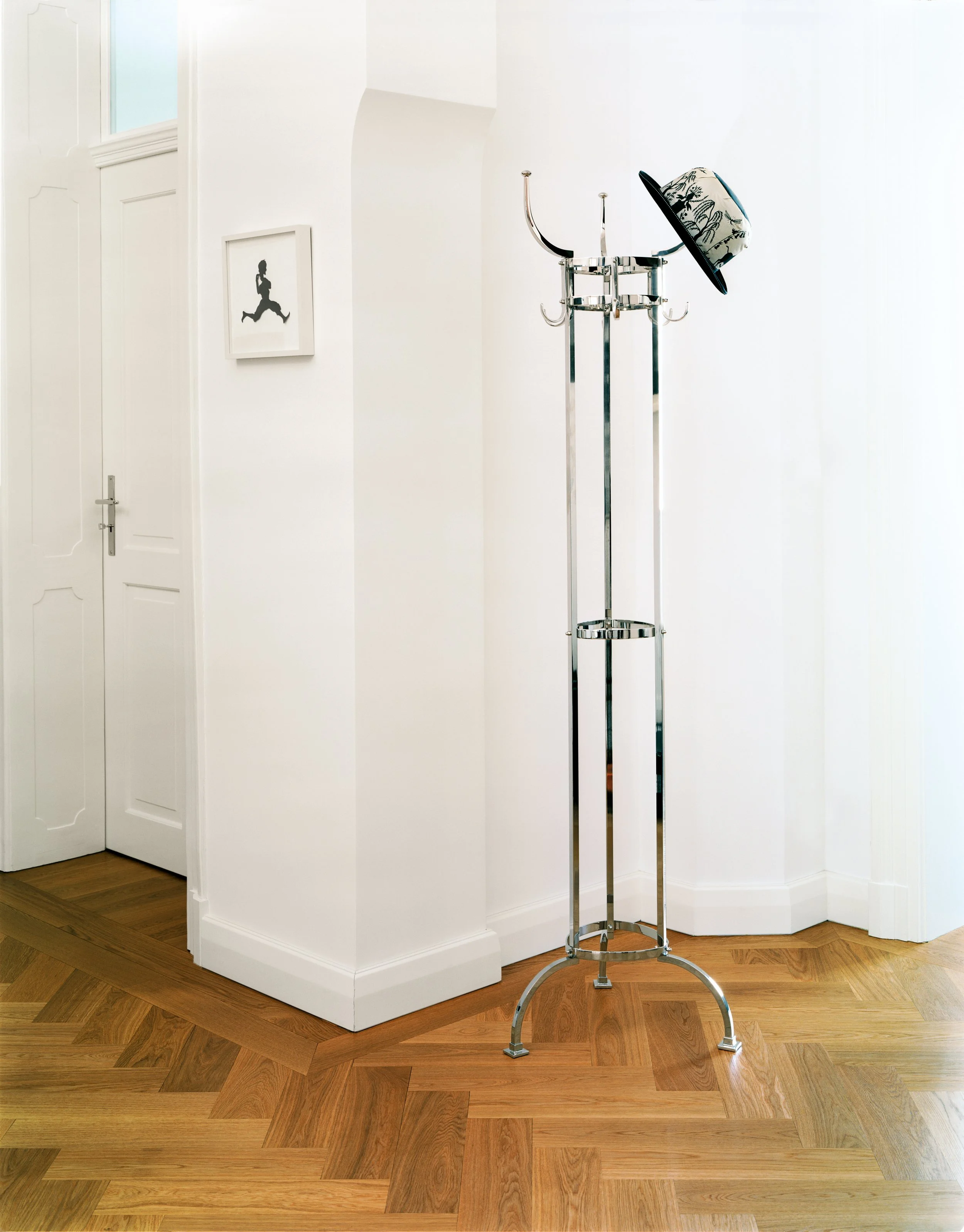 ClassiCon-nymphenburg-coat-stand-1-hut-photo-holzherr.jpg