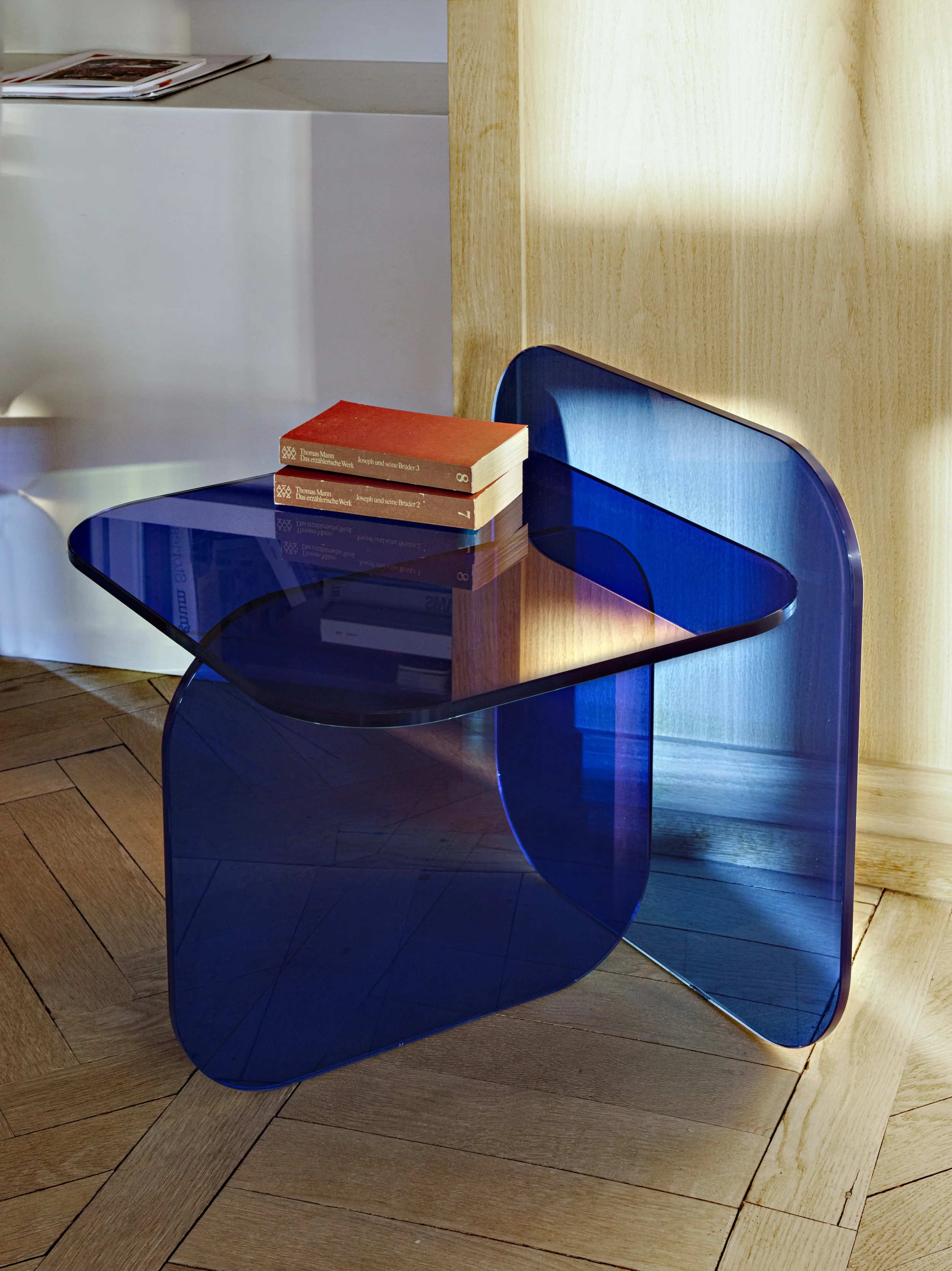 ClassiCon-sol-side-table-royal-blue-books-photo-kellermann.jpg