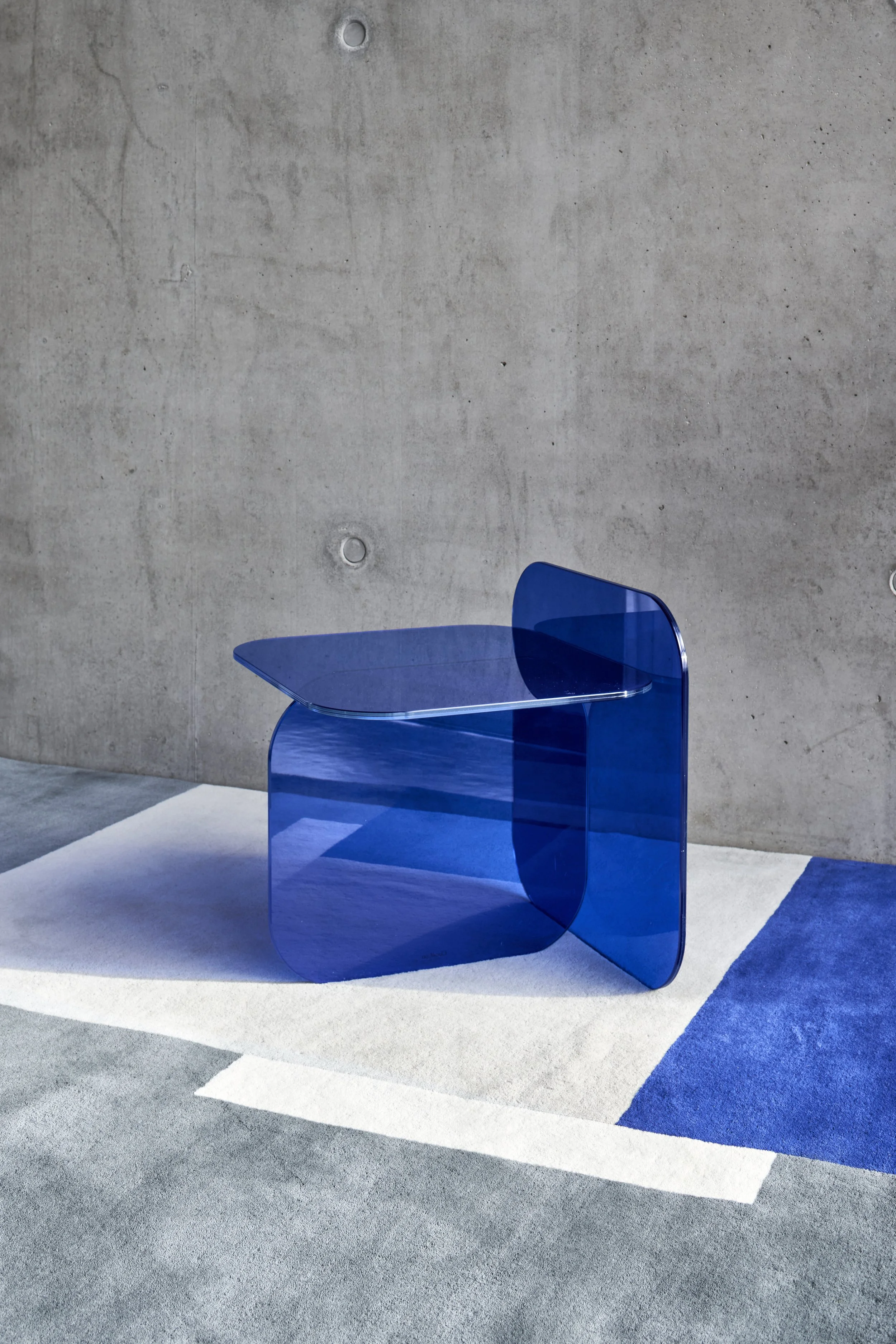 ClassiCon-roquebrune-rug-sol-side-table-photo-hassos.jpg