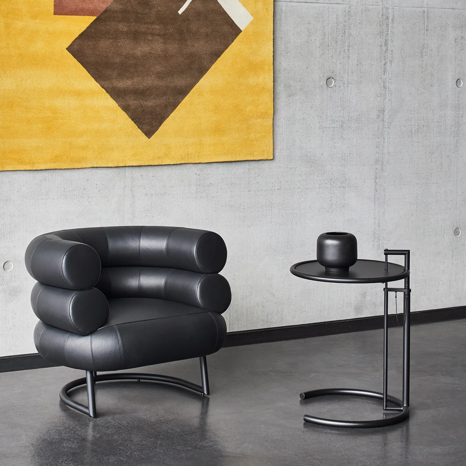 classicon-eileen-gray-e1027-adjustable-table-black-lifestyle-smow-10.jpg