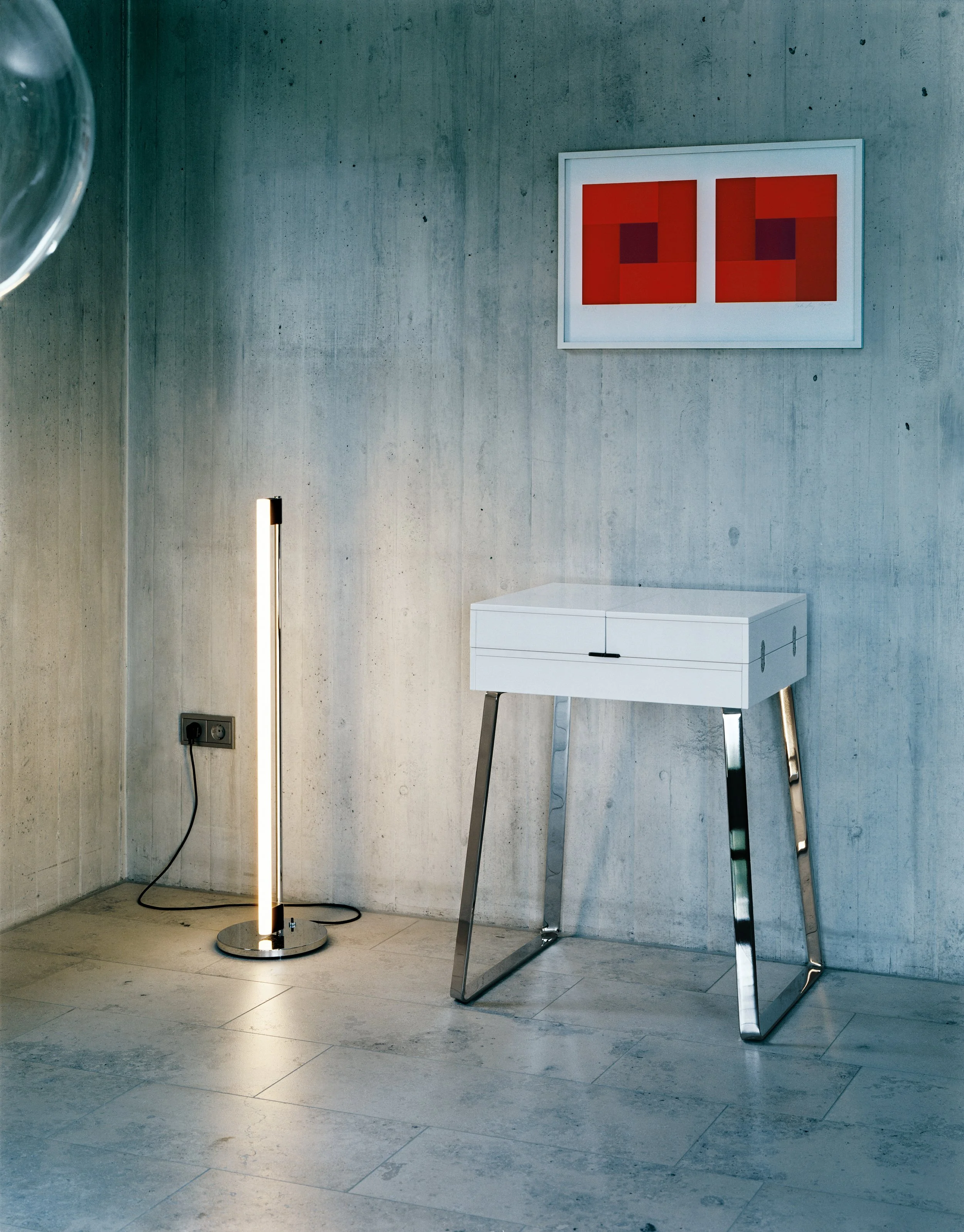 ClassiCon-tube-light-zelos-home-desk-photo-holzherr.jpg