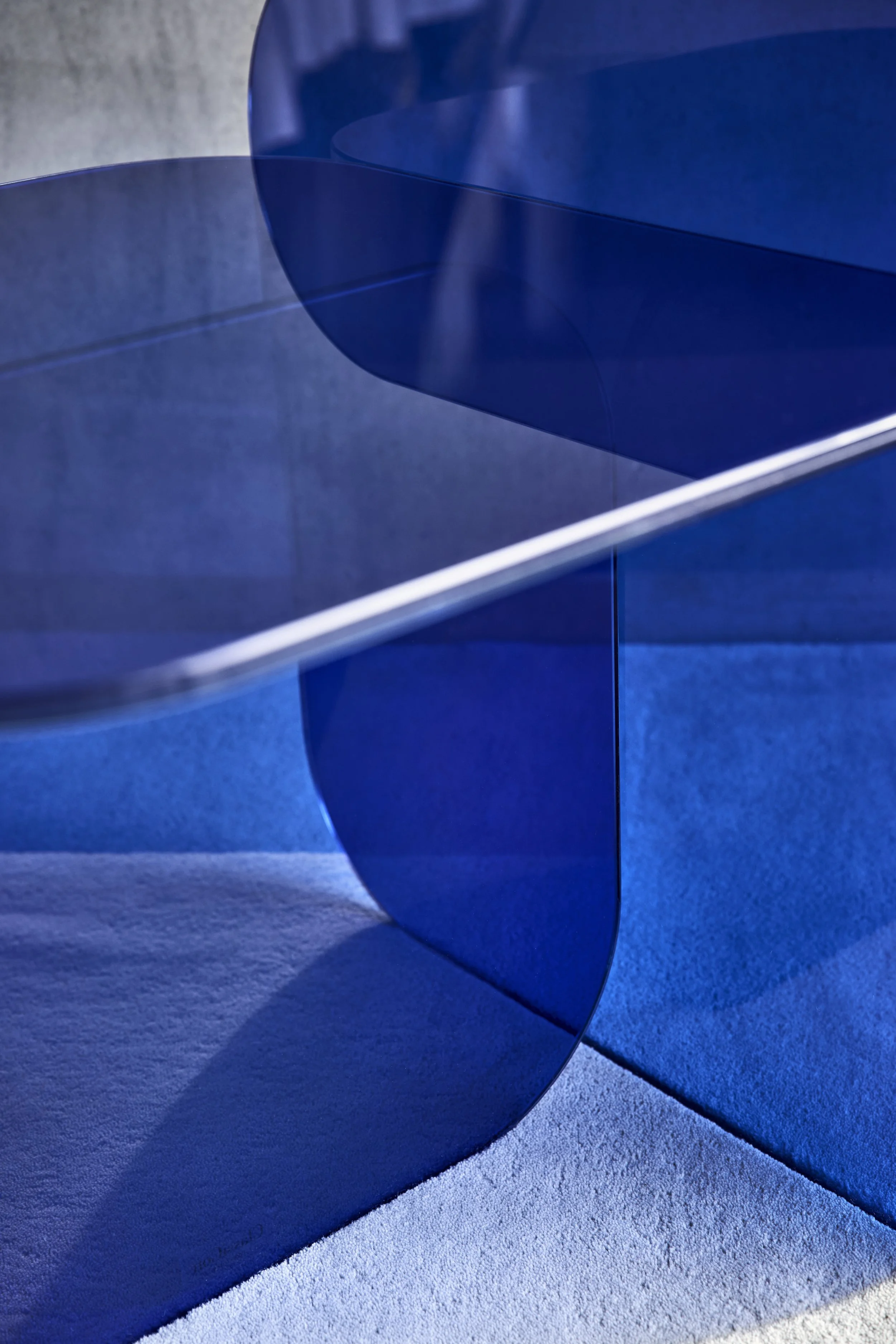 ClassiCon-sol-side-table-royal-blue-detail-photo-hassos.jpg