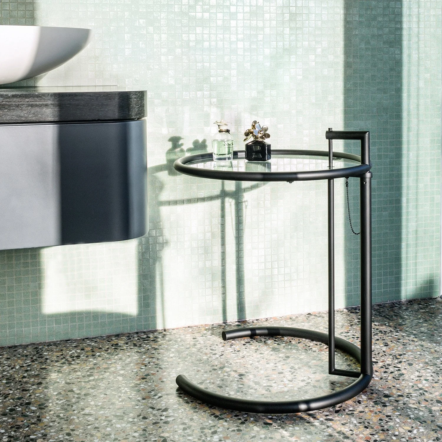 classicon-eileen-gray-e1027-adjustable-table-black-lifestyle-smow-02.jpg