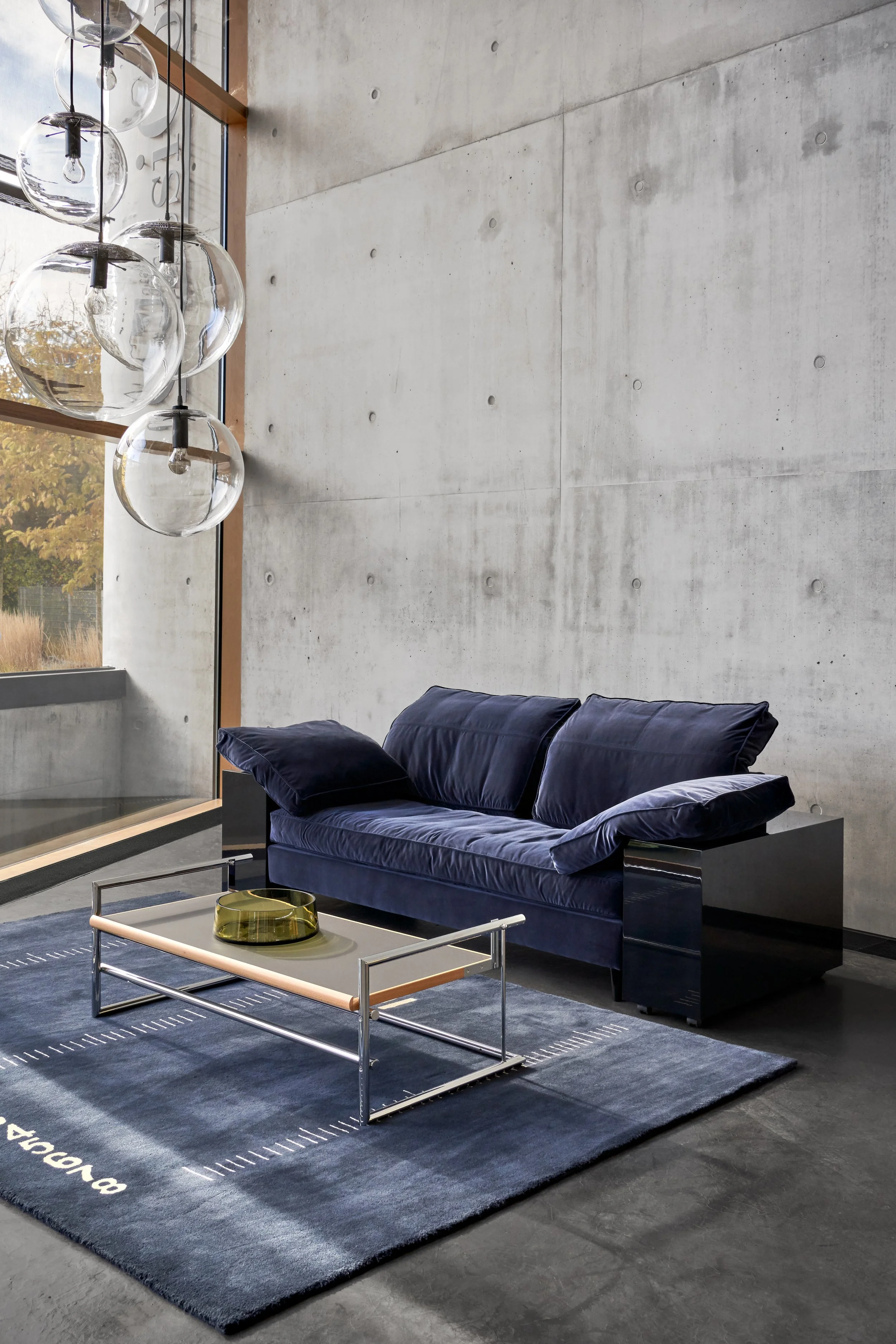 ClassiCon-centimetre-rug-selene-pendant-lamp-menton-table-lota-sofa-bowl-photo-hassos.jpg