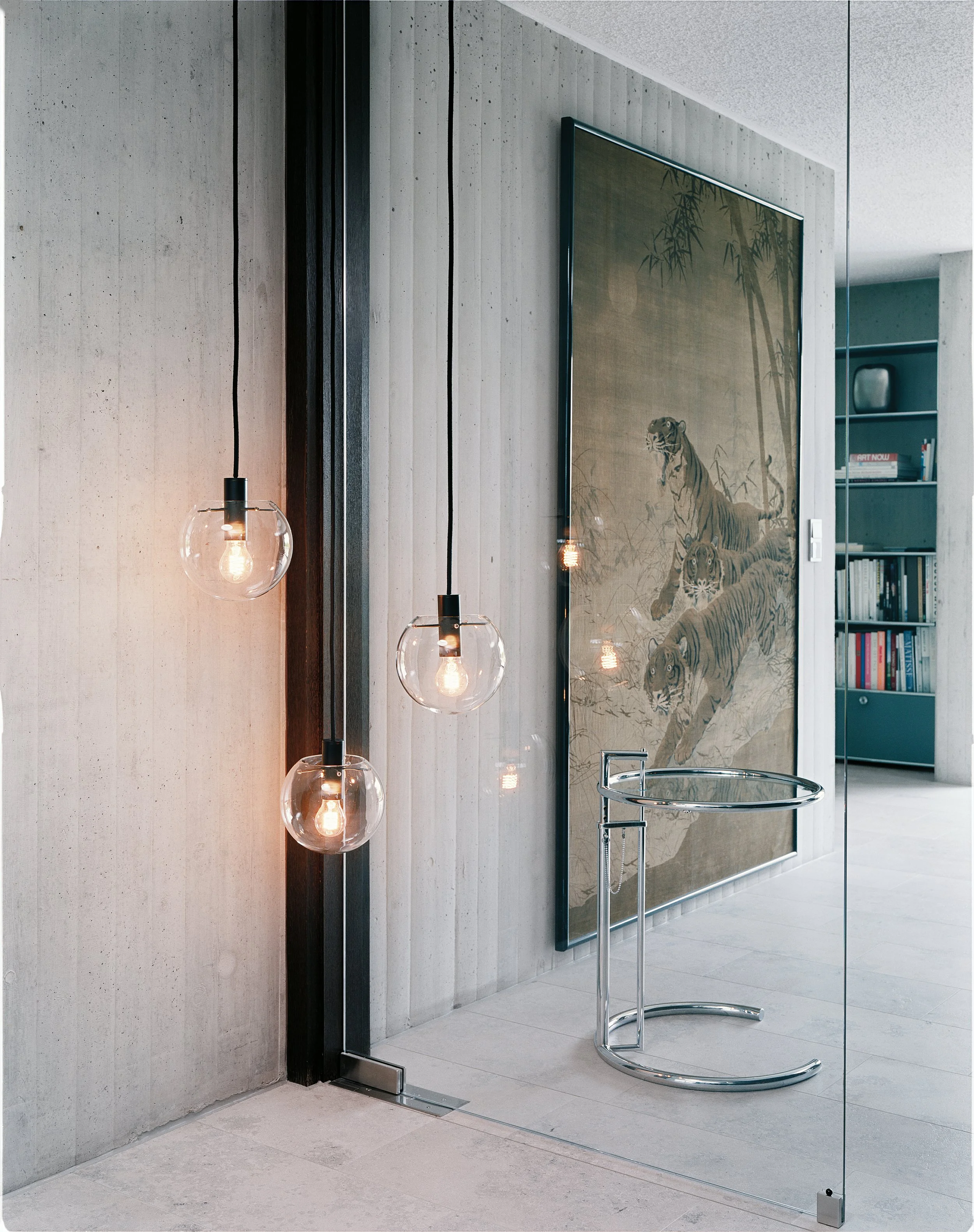 ClassiCon-selene-pendant-lamp-adjustable-table-e-1027-photo-holzherr.jpg