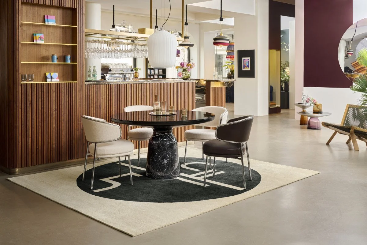 ClassiCon-st-tropez-rug-nettle-aristo-armchair-chrome-bell-dining-table-plissee-pendant-lamp-bell-table-hz-photo-frinzel.jpg