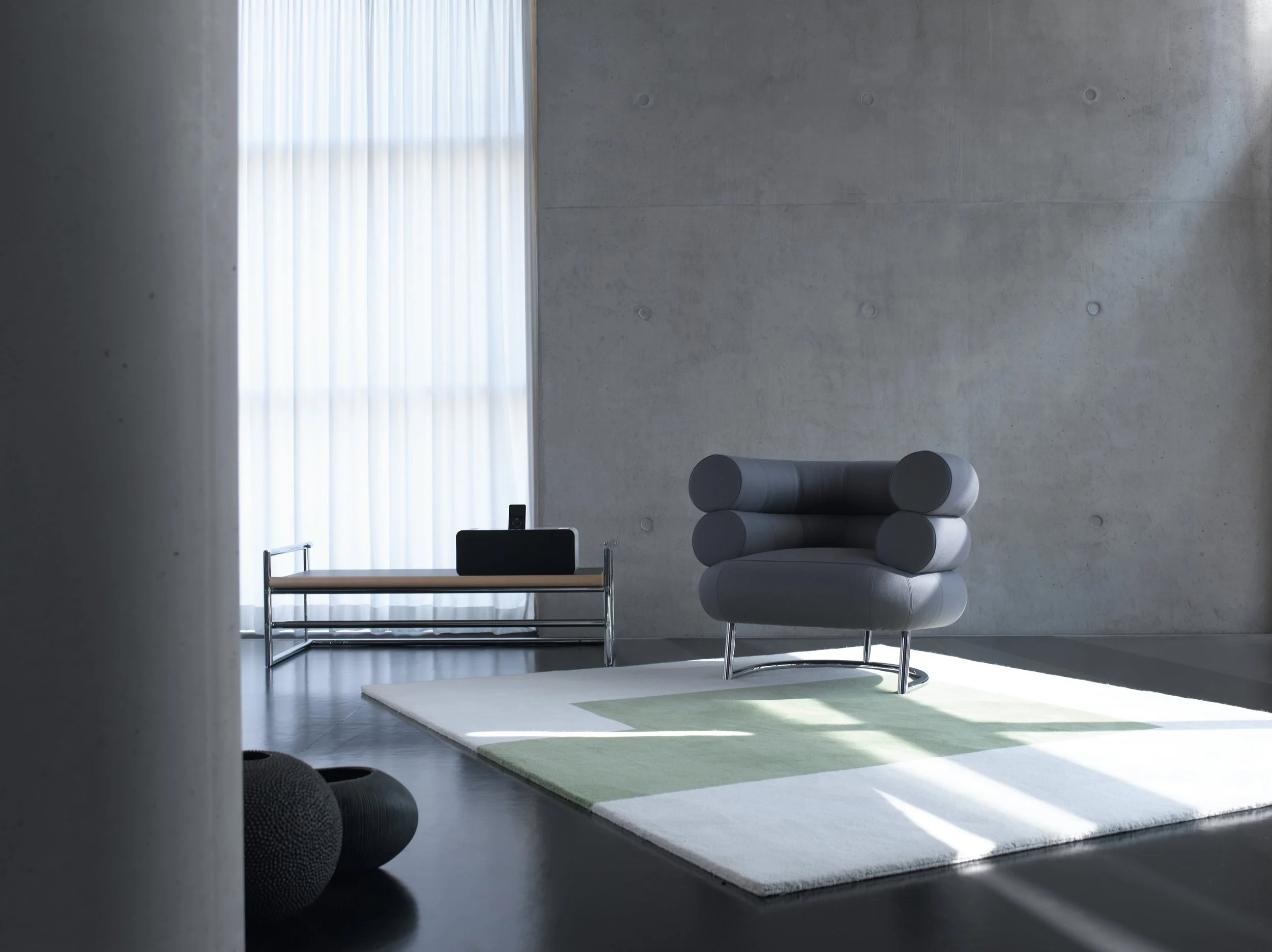 ClassiCon-menton-table-kilkenny-rug-bibendum-armchair-grey-photo-popinger.jpg