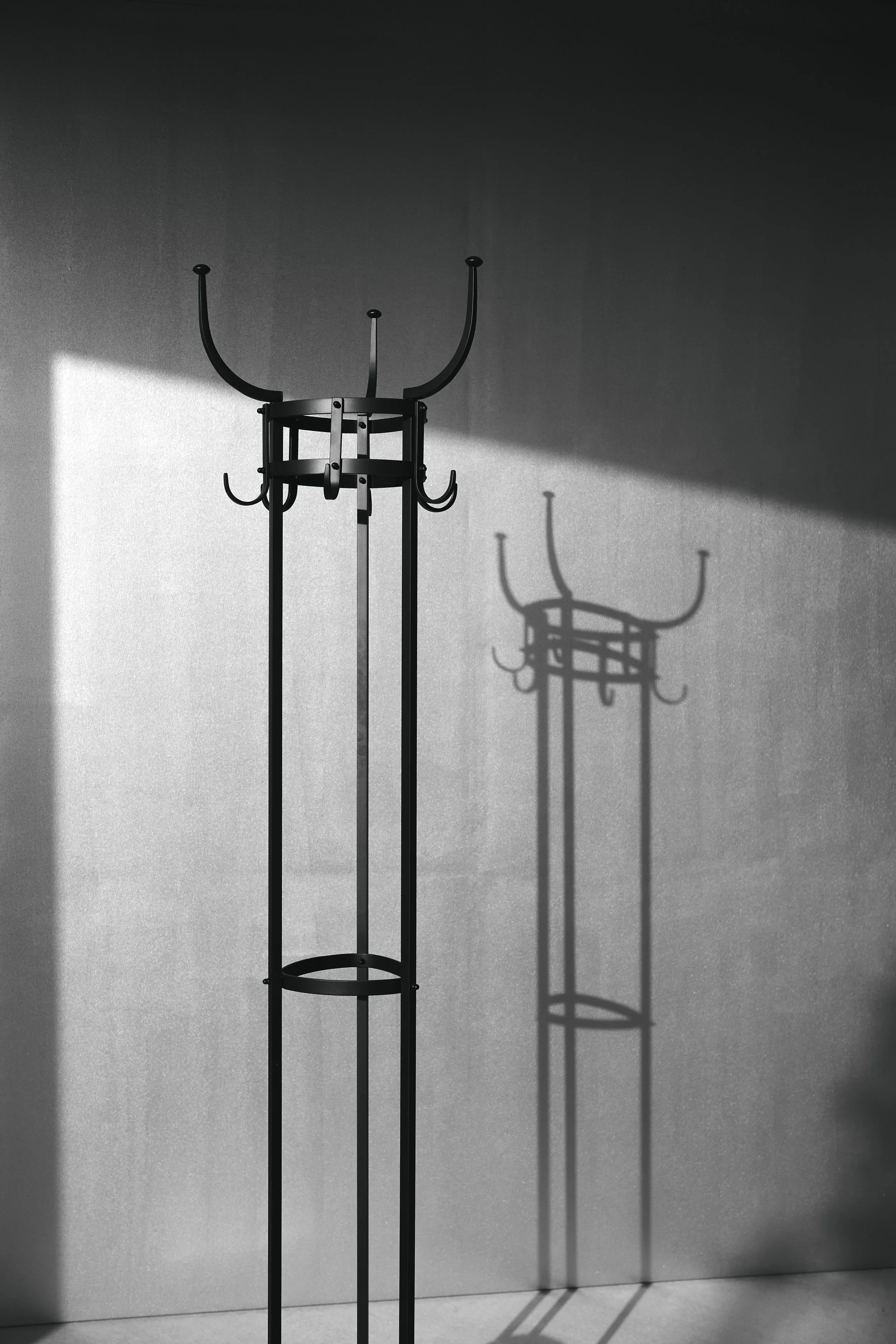ClassiCon-nymphenburg-caot-stand-black-close-shot-photo-hassos.jpg