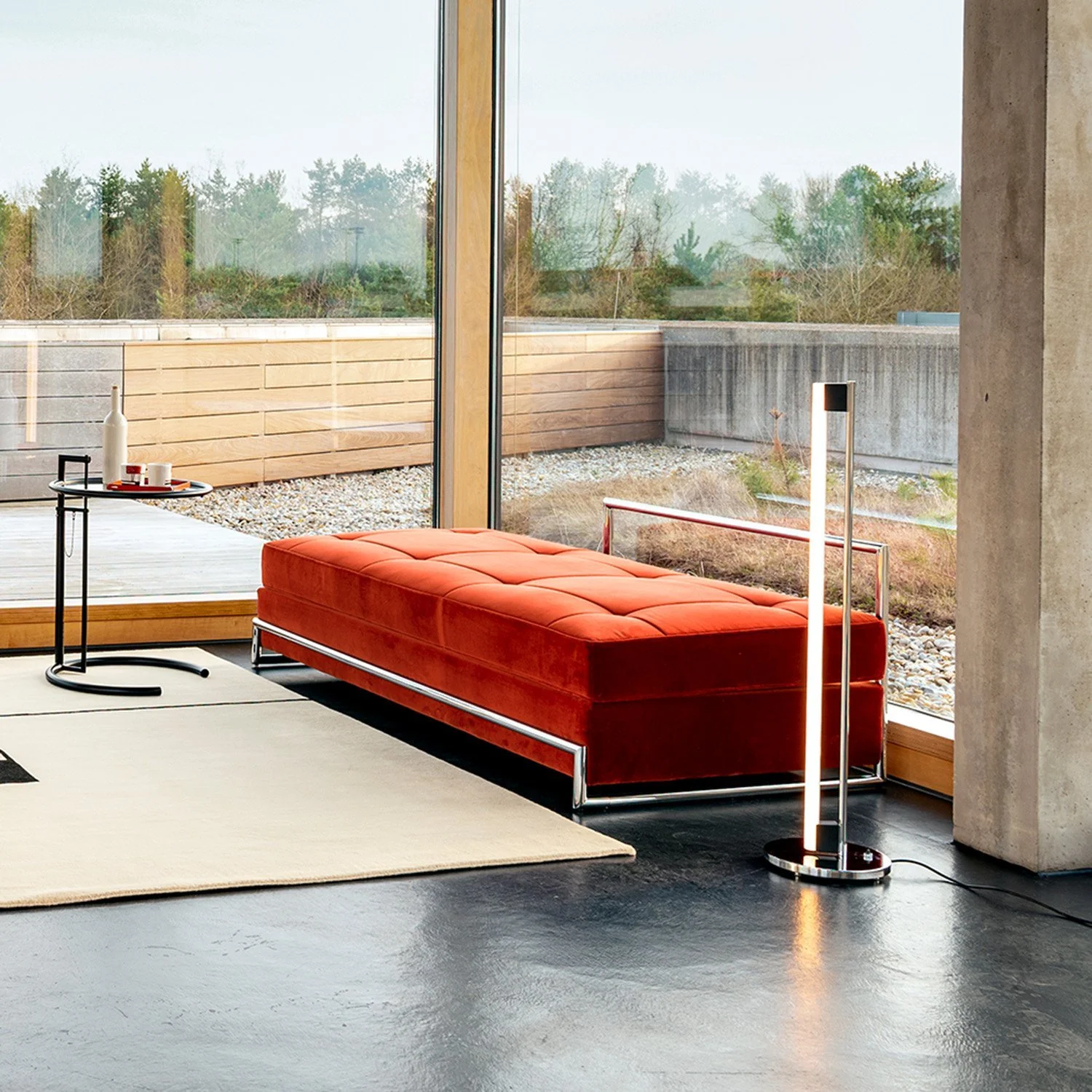 classicon-tube-light-eileen-gray-lifestyle-smow-04.jpg